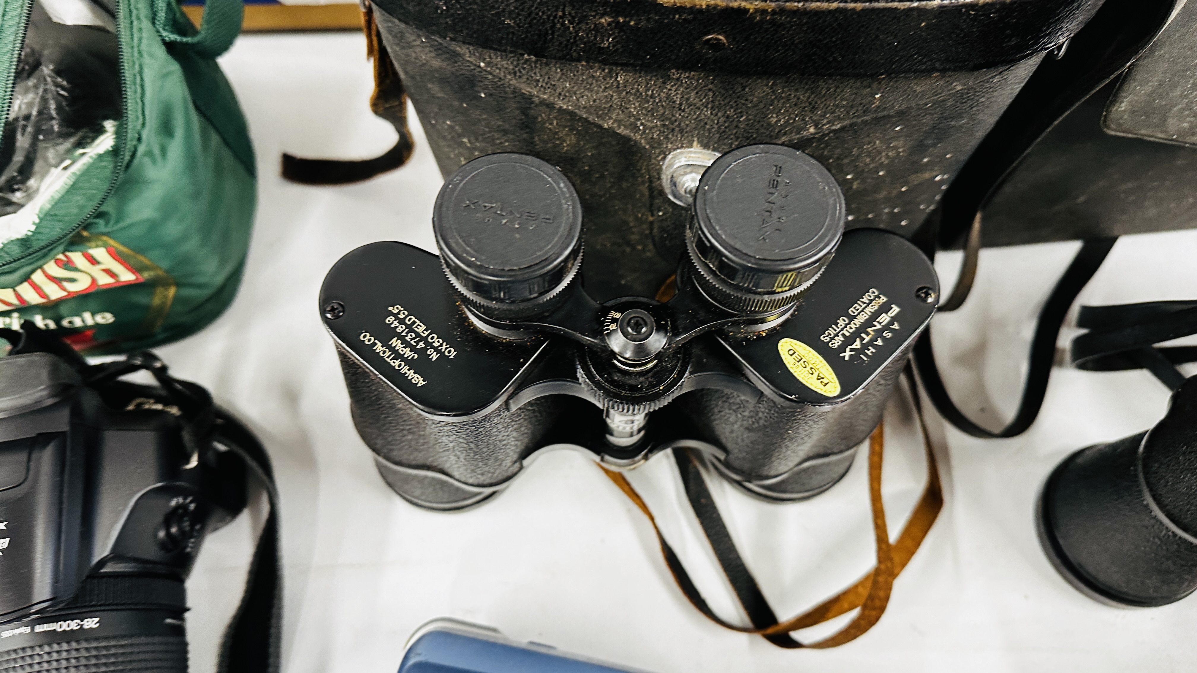 A BOX CONTAINING A GROUP OF CAMERAS AND EQUIPMENT TO INCLUDE POLAROID, - Image 8 of 13