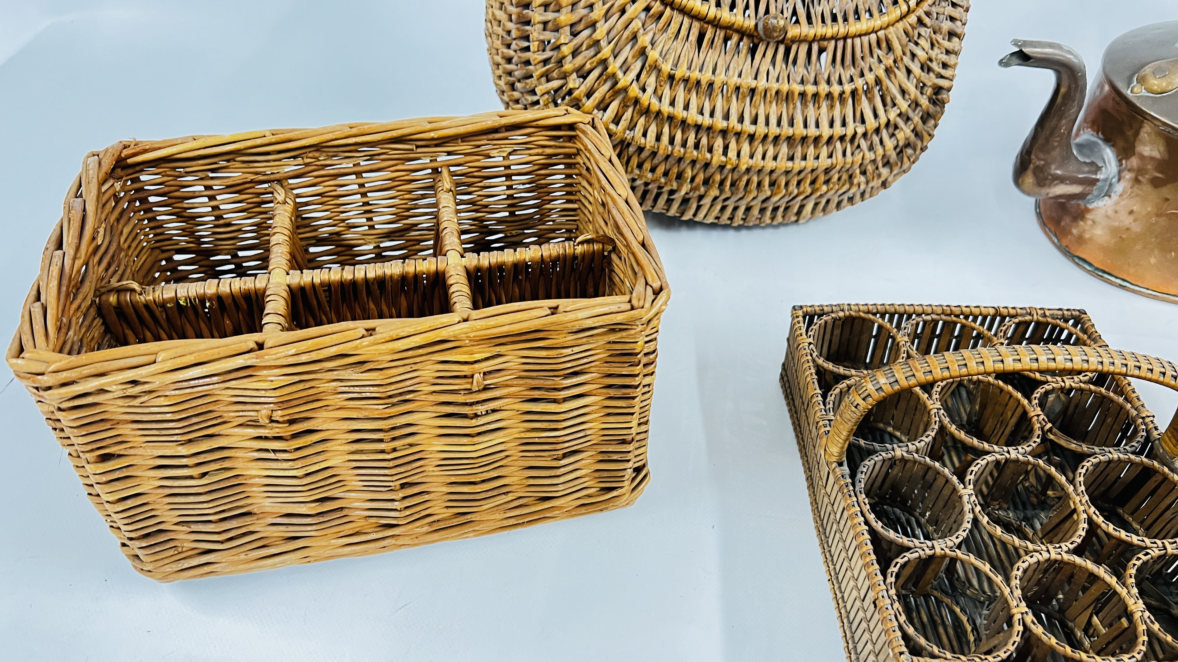 A COLLECTION OF VINTAGE WICKER BASKETS, VINTAGE PACKAGING INCLUDING MILK TOPS, - Bild 3 aus 7