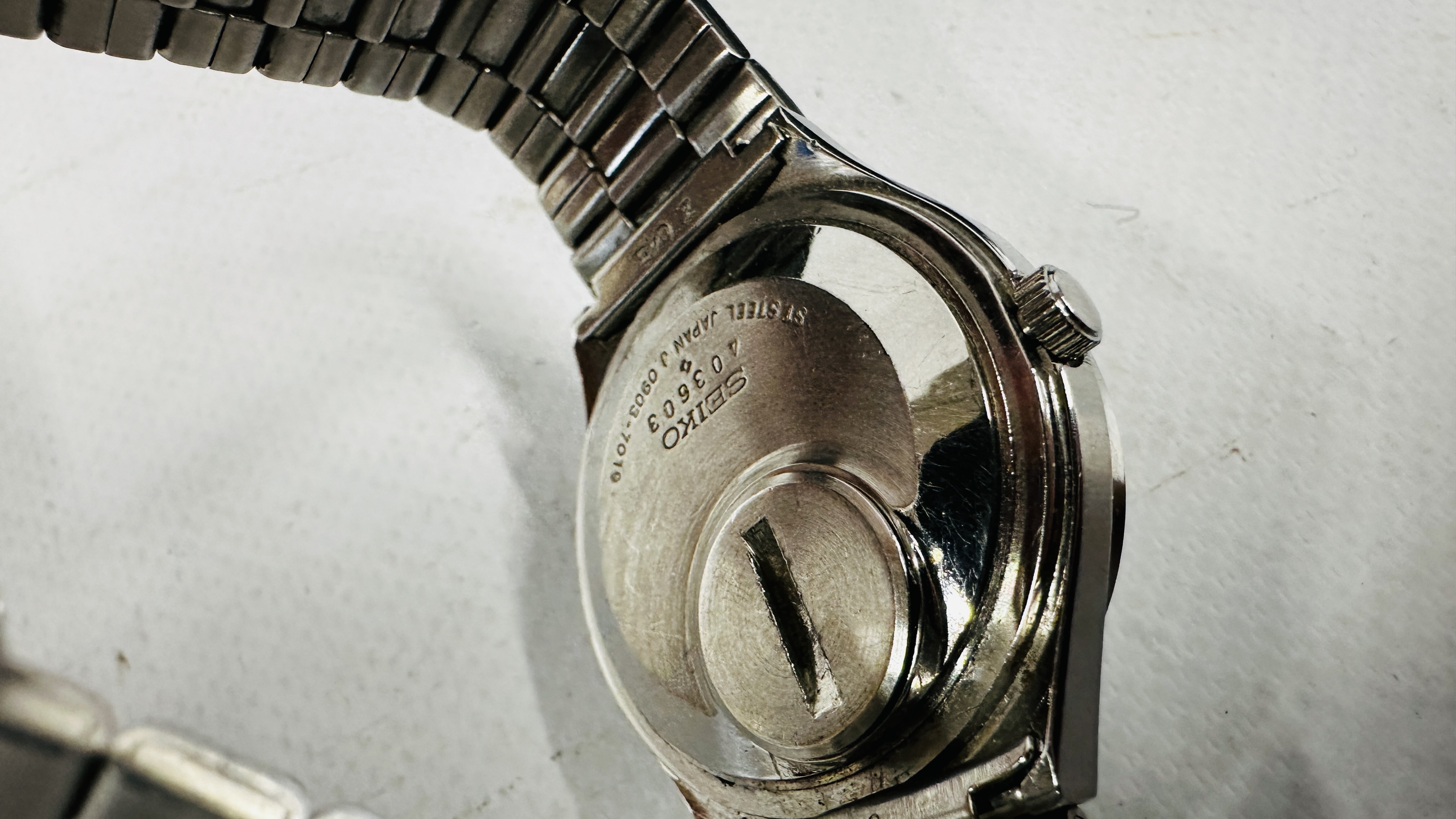A GENT'S SEIKO STAINLESS STEEL BRACELET WRIST WATCH BOXED WITH INSTRUCTIONS - 1977. - Image 8 of 8