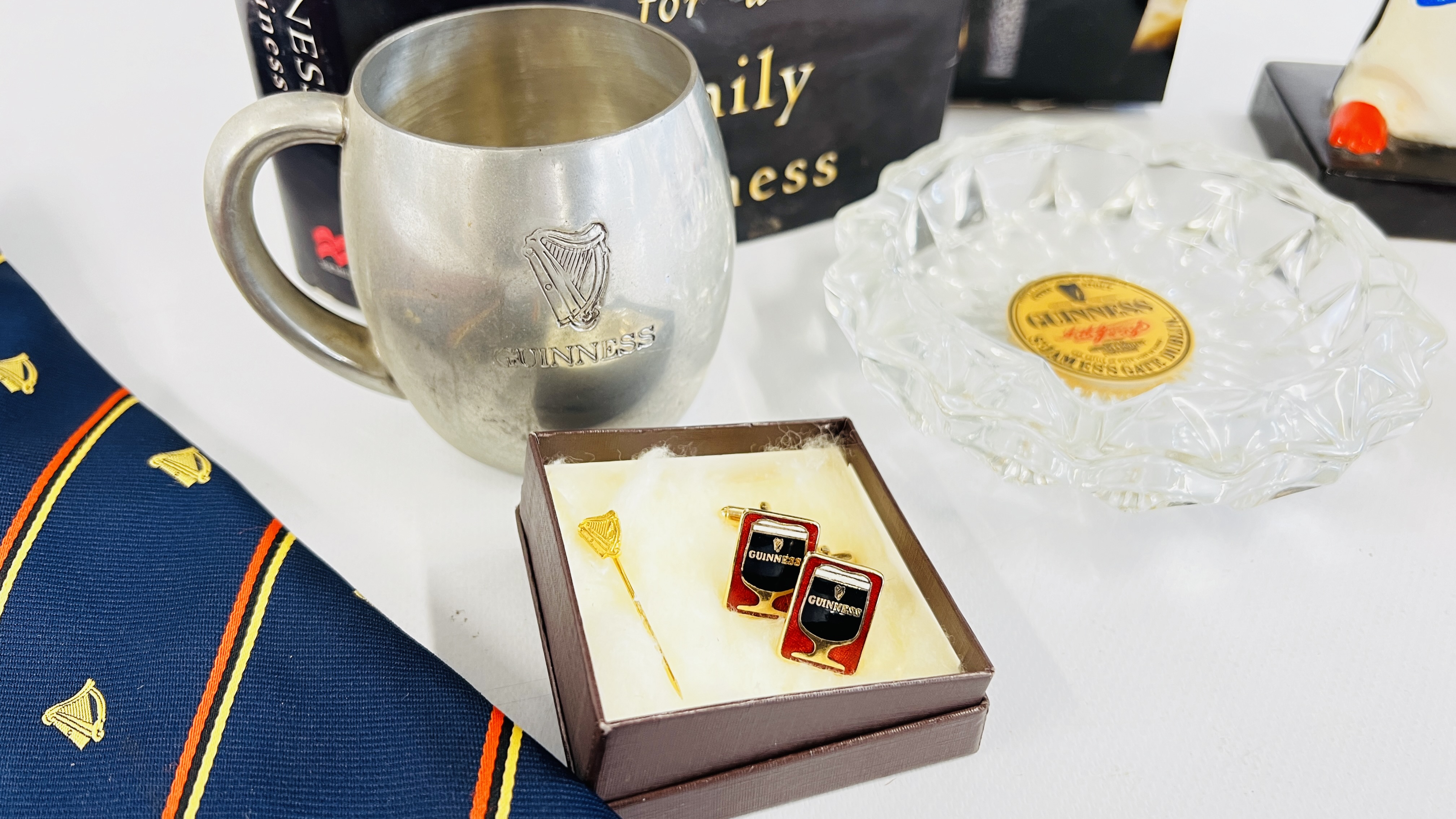 GUINNESS MERCHANDISE TO INCLUDE VINTAGE PENGUIN "DRAUGHT GUINNESS" TABLE LAMP, CUFF LINKS, - Image 3 of 7