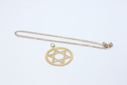 A 9CT GOLD STAR OF DAVID PENDANT AND CHAIN, L 50CM.