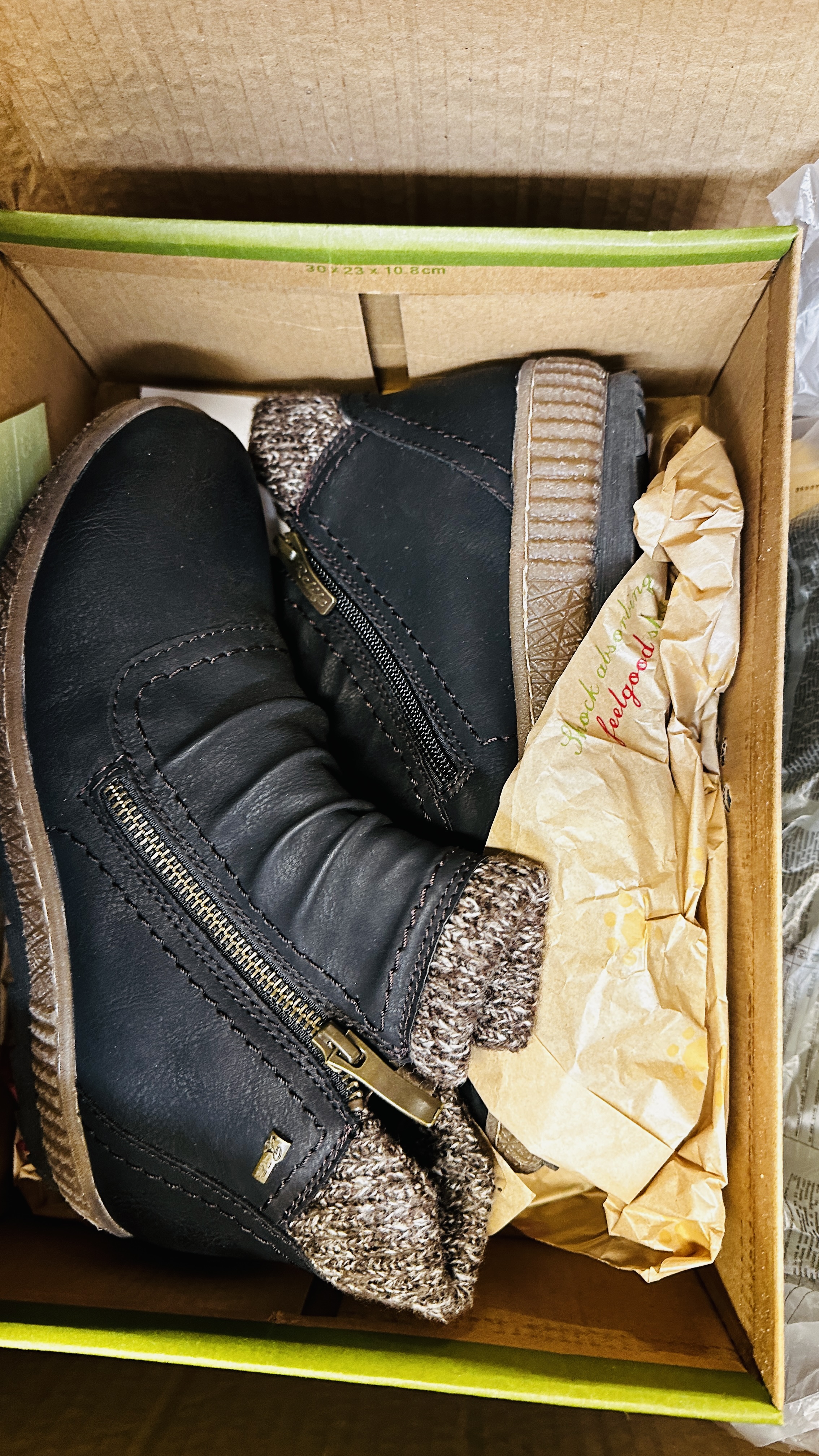 A BOX OF AS NEW FOOTWEAR TO INCLUDE 3 X PAIRS OF DUNLOP WELLY BOOTS, CLARKS AND RELLFE EXAMPLES. - Image 2 of 4