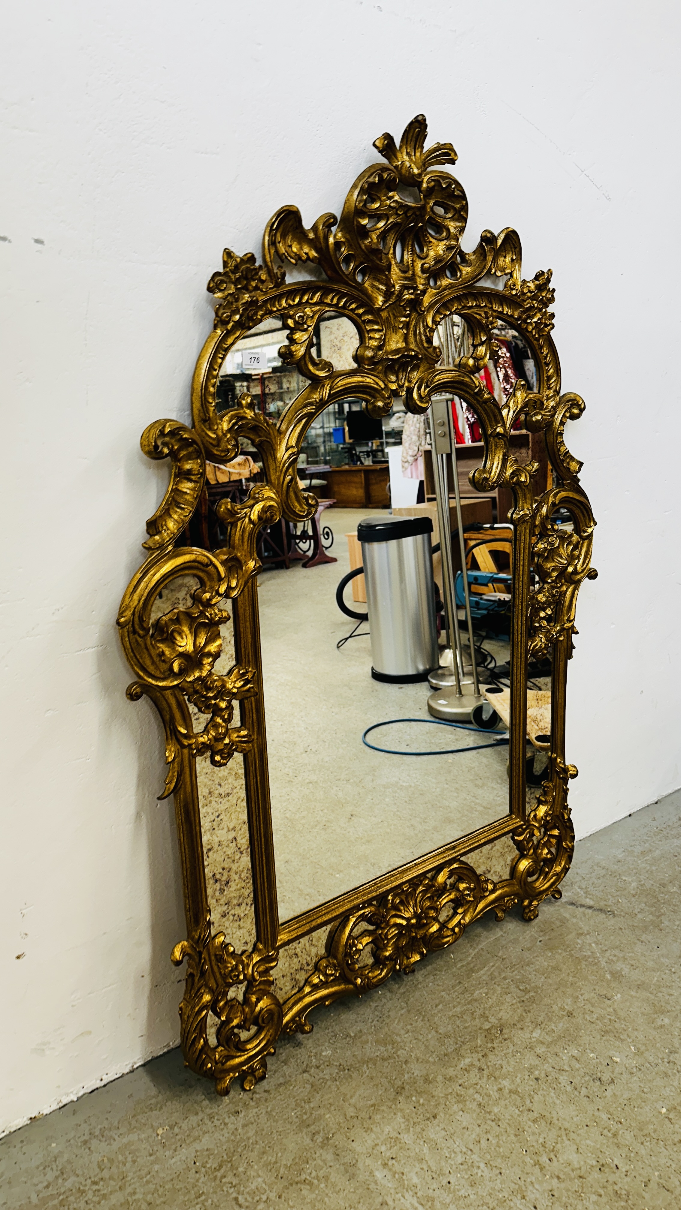 AN IMPRESSIVE REPRODUCTION GILT FRAMED CONTINENTAL STYLE MIRROR, APPROX WIDTH 100CM, - Image 9 of 9