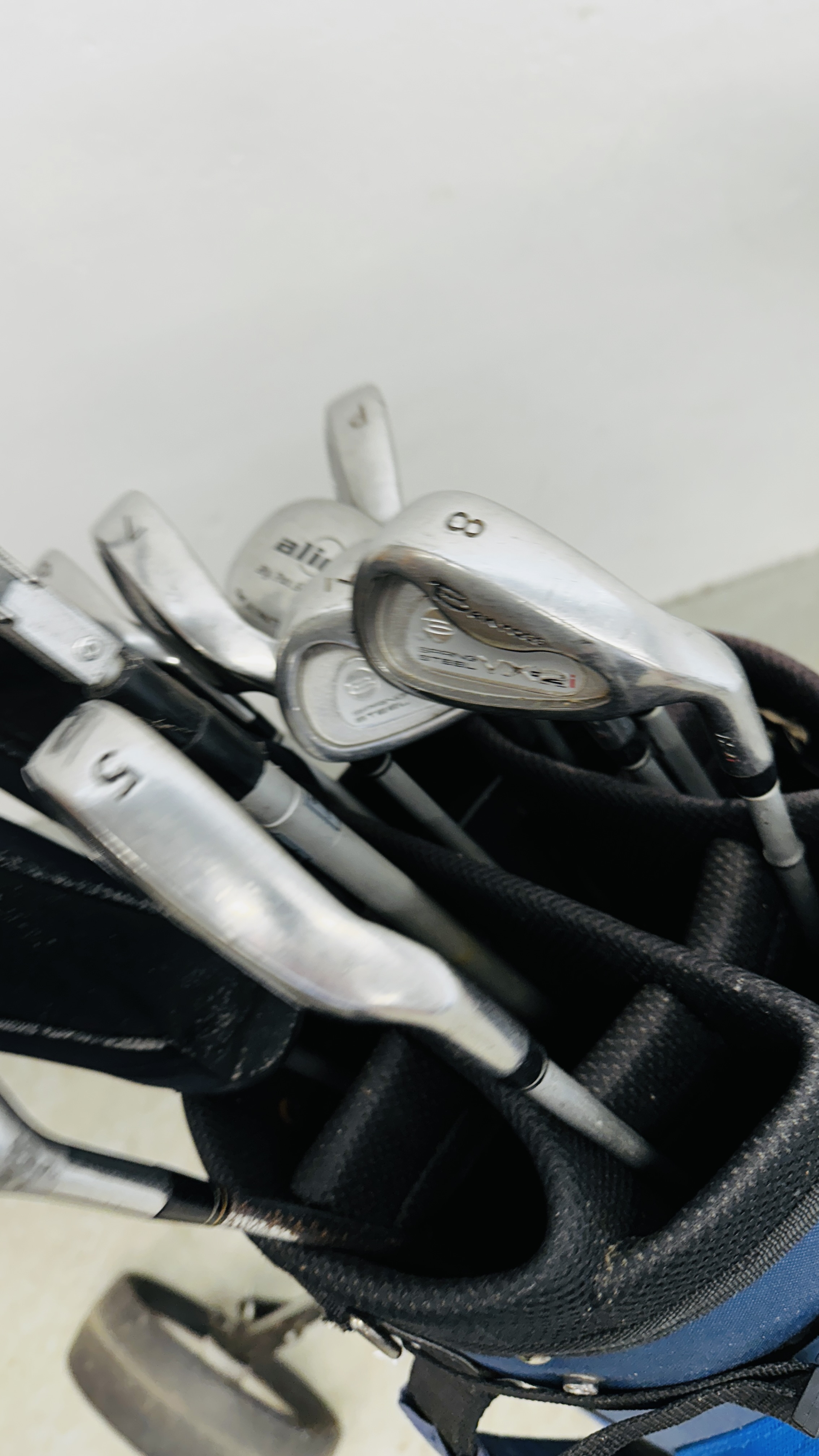 A COLLECTION OF GOLF CLUBS TO INCLUDE DUNLOP, PAT SIMMONS, BENROSS ETC. - Image 17 of 25