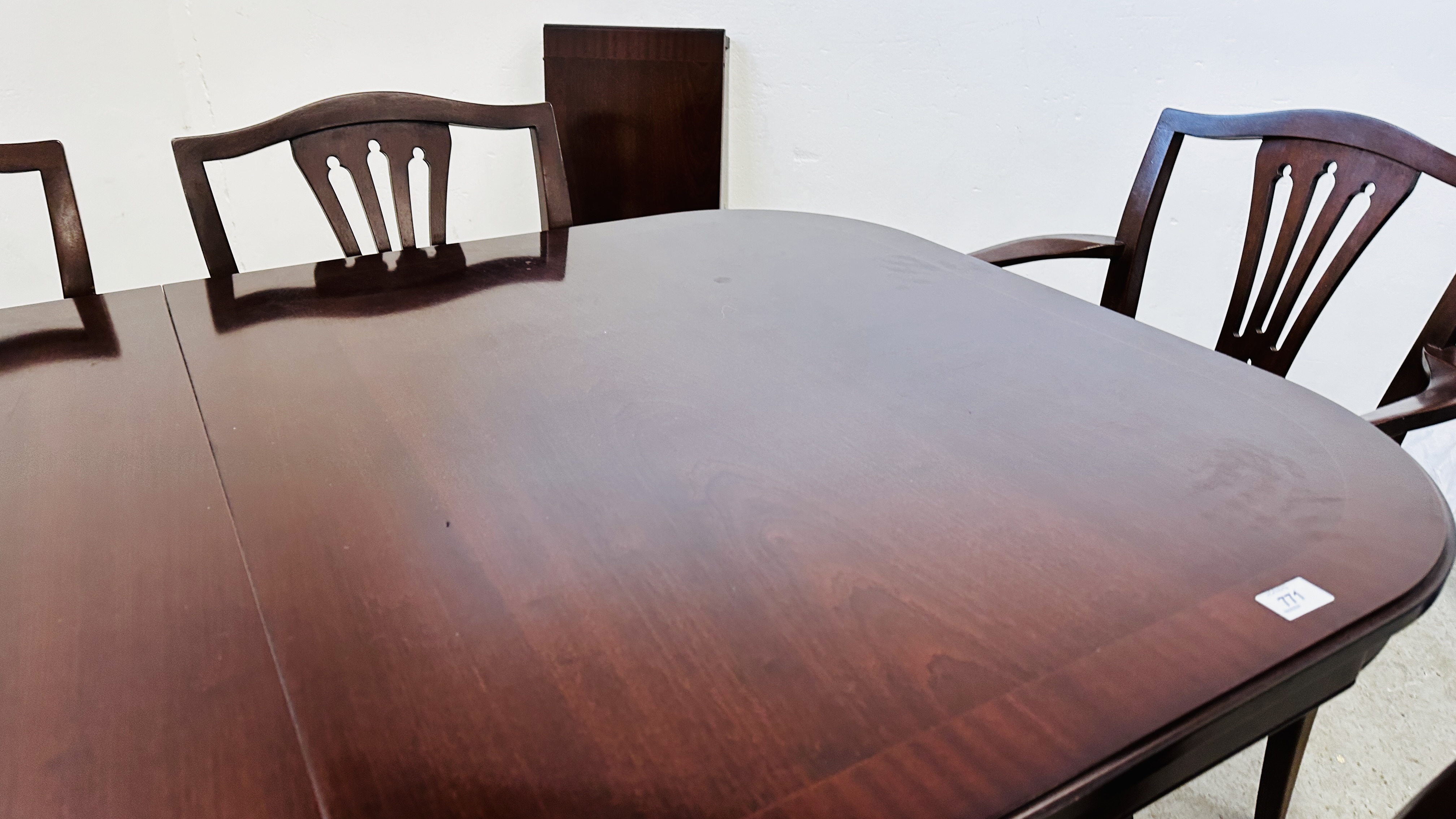 REPRODUCTION TWIN PEDESTAL MAHOGANY FINISH DINING TABLE ALONG WITH A SET OF 6 CHAIRS. - Bild 5 aus 16