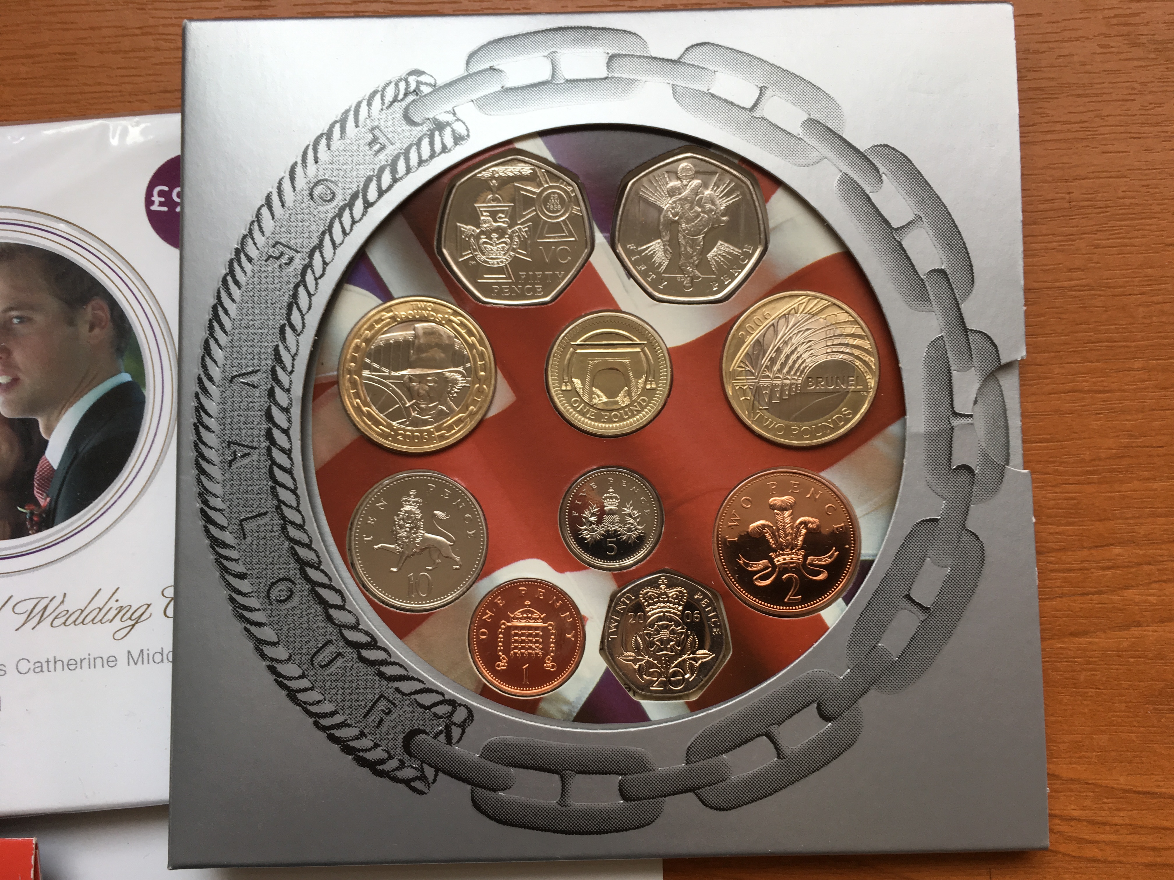 COINS: TUB OF MODERN WITH ROYAL MINT 2006 UNCIRCULATED SET, £5 CROWNS, COUPLE OVERSEAS SILVER ETC. - Bild 5 aus 6