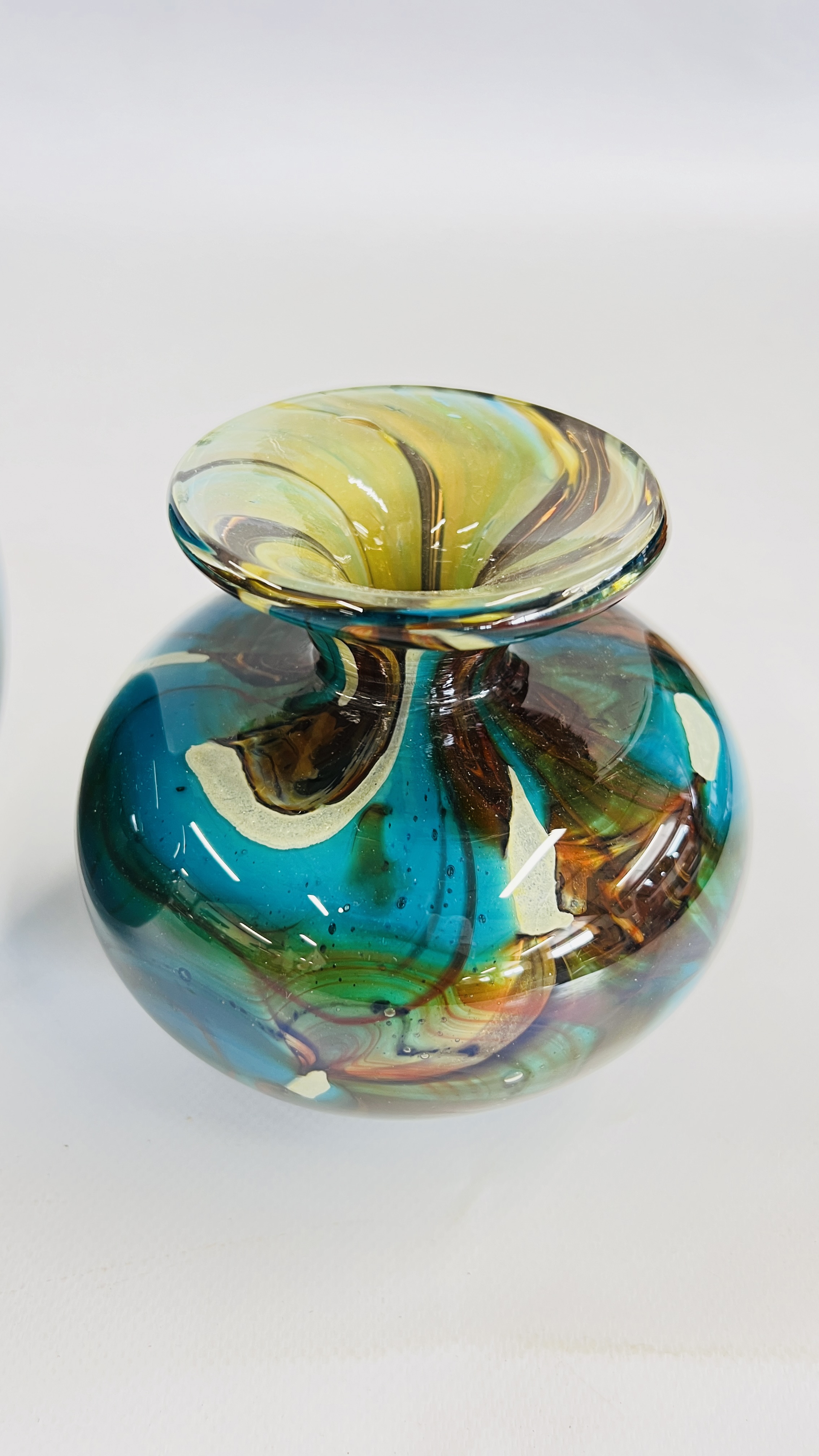 TWO "MDINA" ART GLASS VASES TO INCLUDE A SIGNED EXAMPLE H 12.5CM X H 18.5CM. - Image 2 of 5