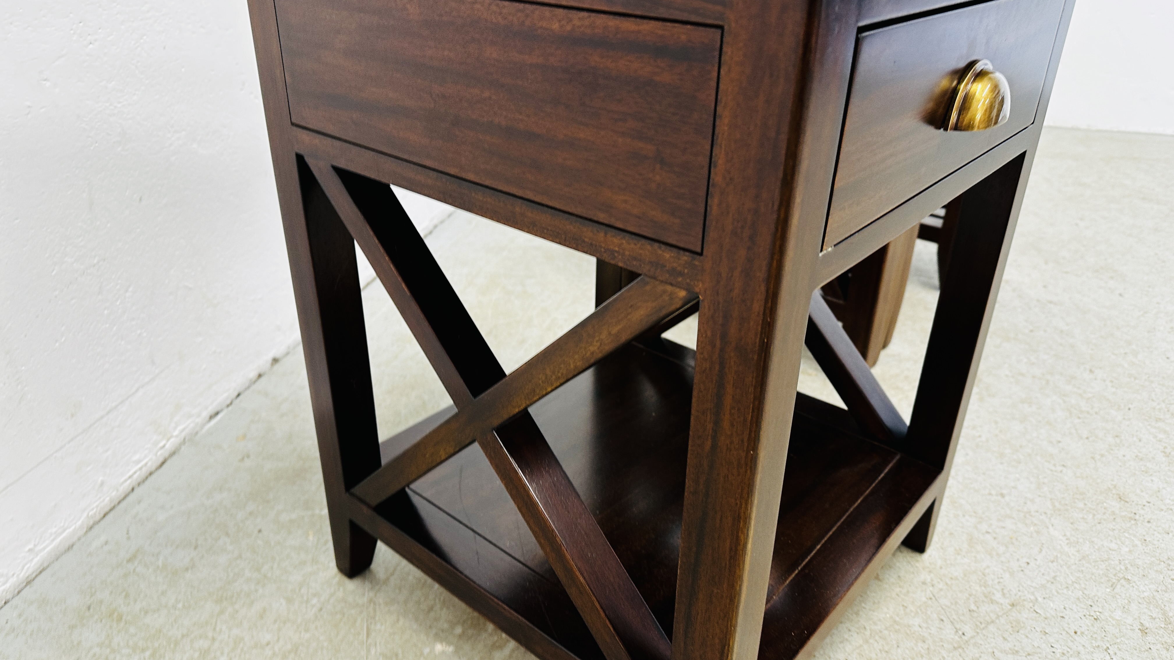 A NEST OF 3 HARDWOOD OCCASIONAL TABLES ALONG WITH A MATCHING SINGLE DRAWER LAMP TABLE W 46 X 46 X - Image 5 of 16