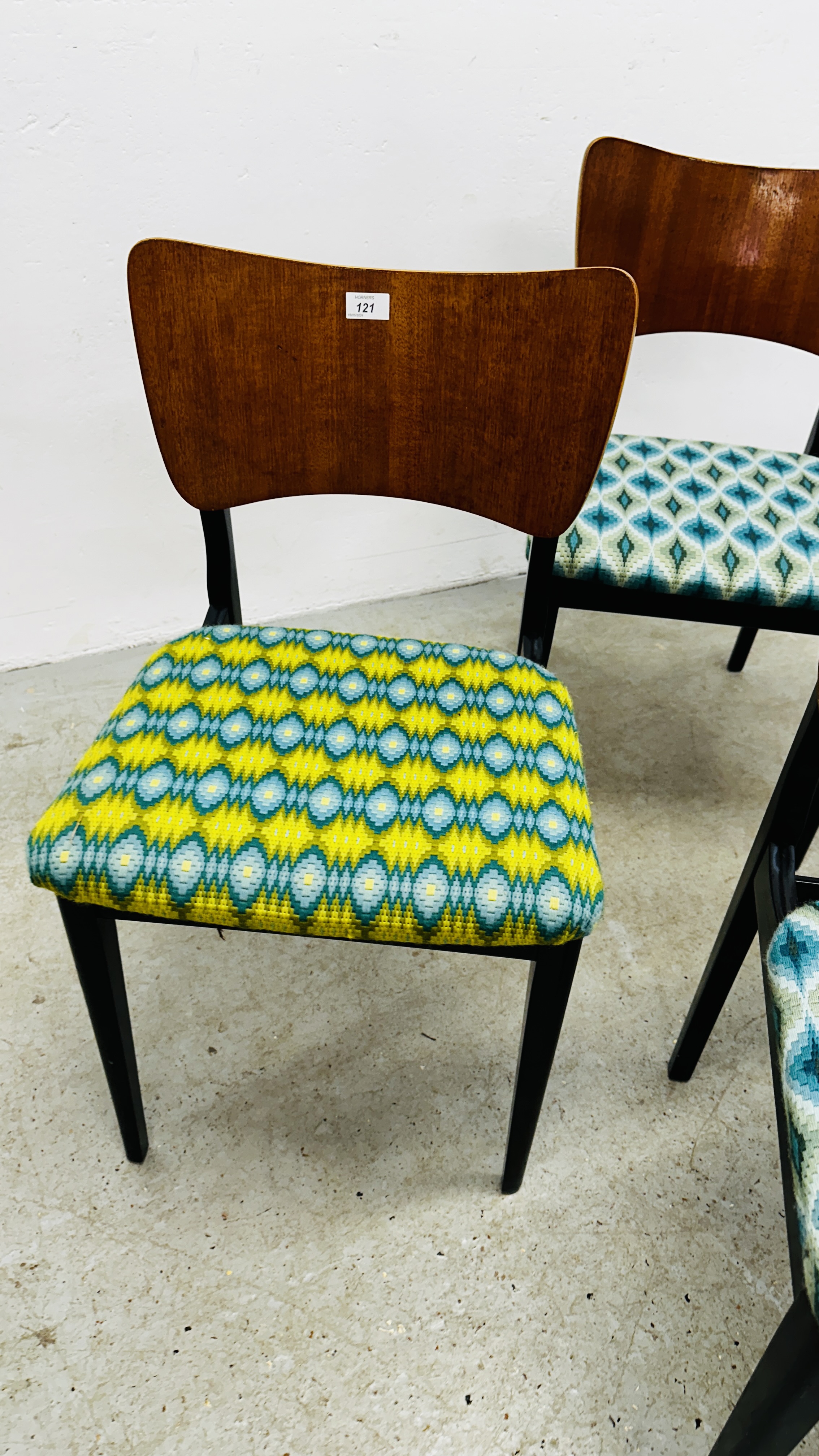 A SET OF 4 MID CENTURY DINING CHAIRS. - Image 16 of 19