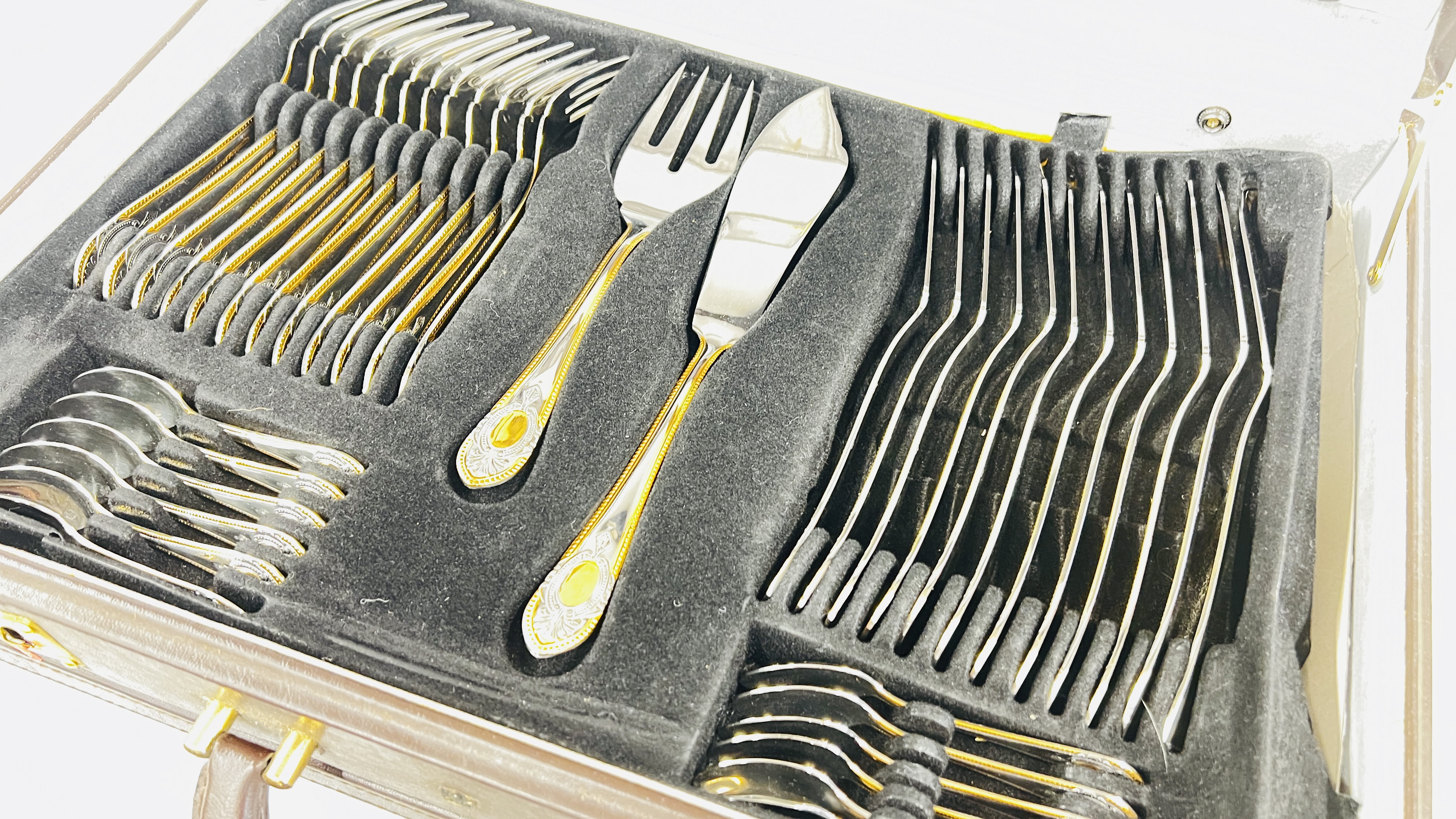 A CASED CANTEEN OF SBS SOLINGEN CUTLERY (12 PLACE SETTING). - Image 4 of 8