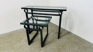 A DESIGNER METAL CRAFT CONSOLE TABLE WITH GLASS TOP, W 110CM X D 36CM AND MATCHING LAMP TABLE,