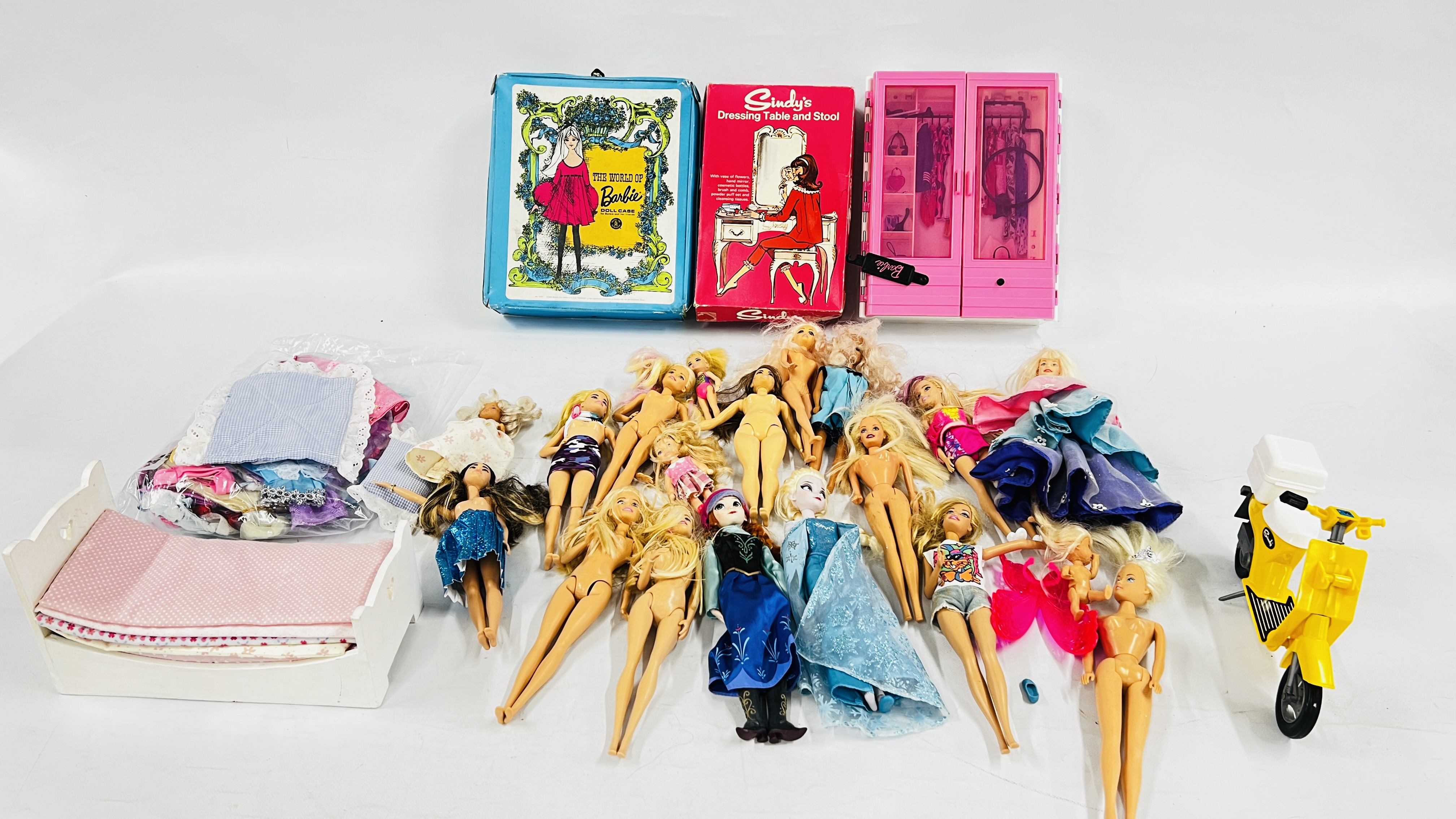 A BOX CONTAINING A GROUP OF VINTAGE DOLLS TO INCLUDE BARBIE AND SINDY EXAMPLES + VARIOUS CLOTHING