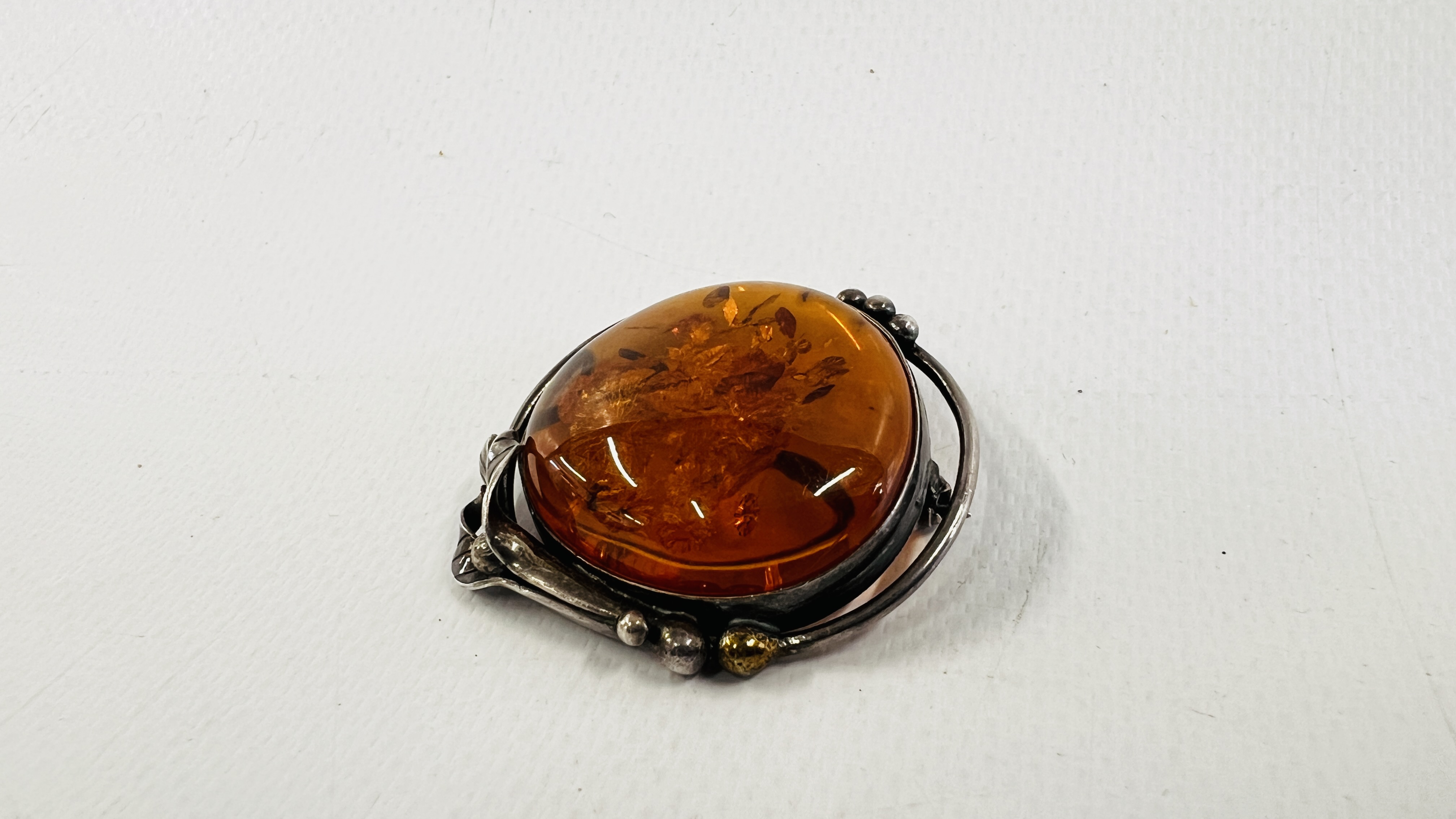 A VINTAGE SILVER BROOCH INSET WITH AN AMBER TYPE STONE. - Image 2 of 5