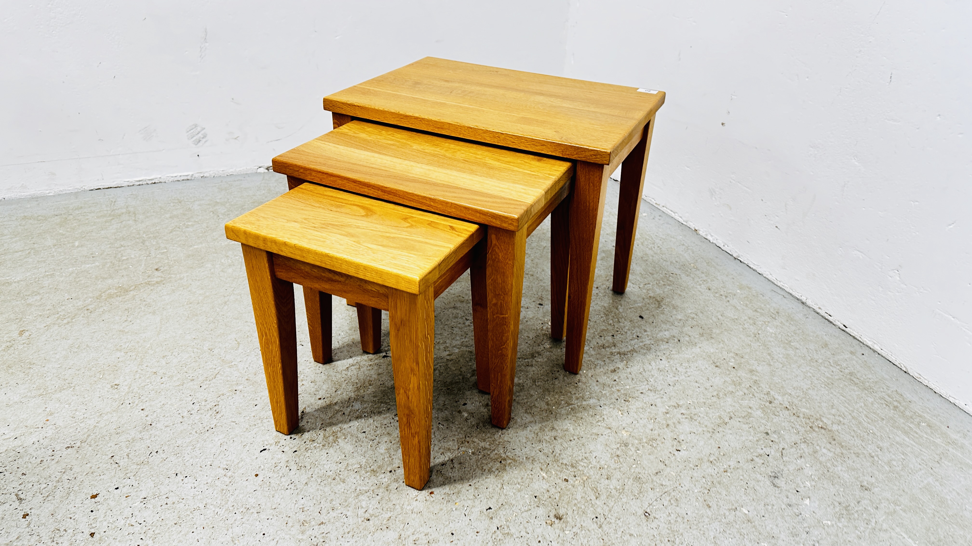 A NEST OF 3 MODERN OAK OCCASIONAL TABLES W 55 X D 39 X H 46CM. - Bild 2 aus 9