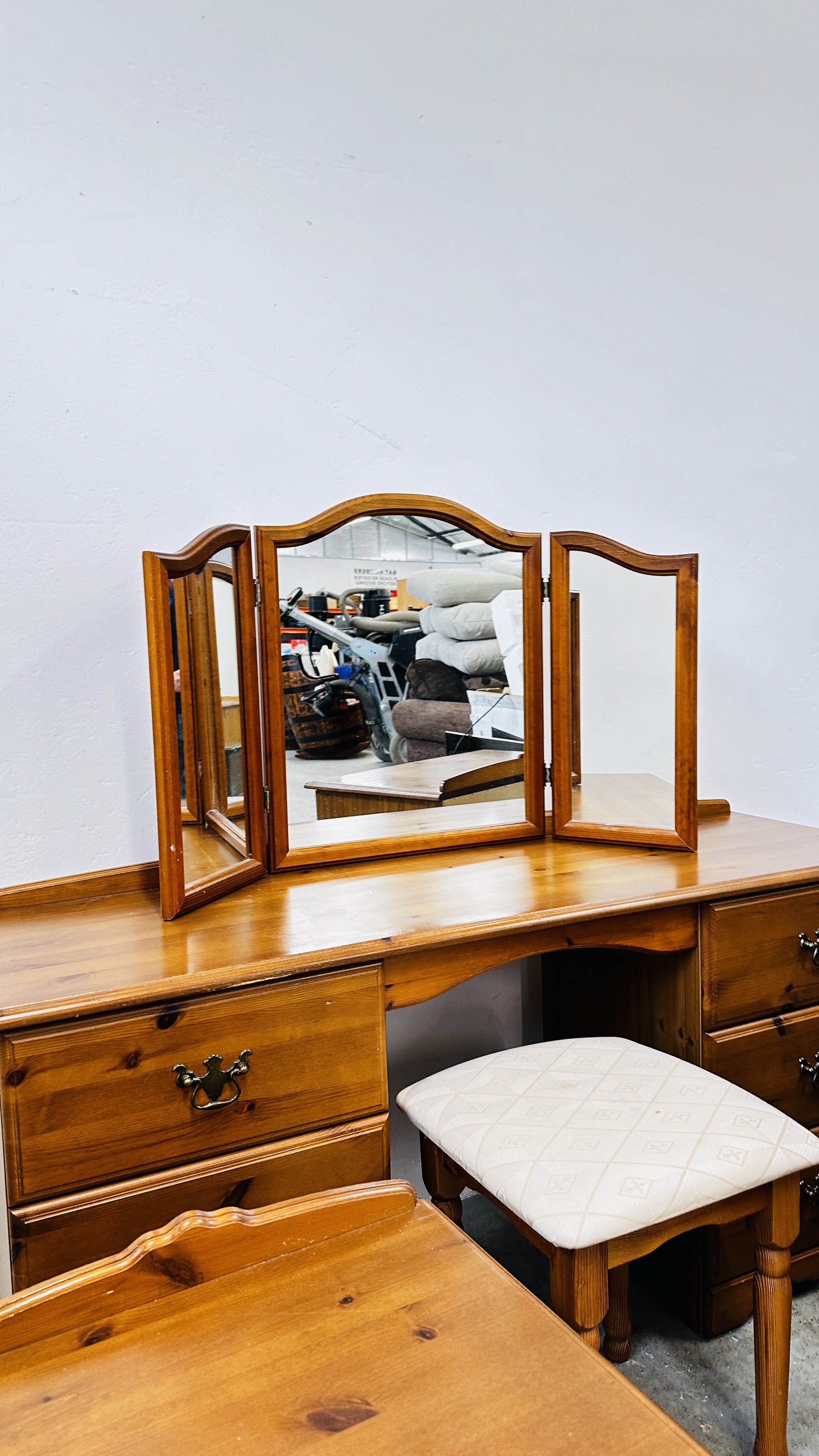 A HONEY PINE 6 DRAWER DRESSING TABLE WITH 3 FOLD MIRROR AND STOOL W 143 X D 44 X H 75CM, - Bild 8 aus 11