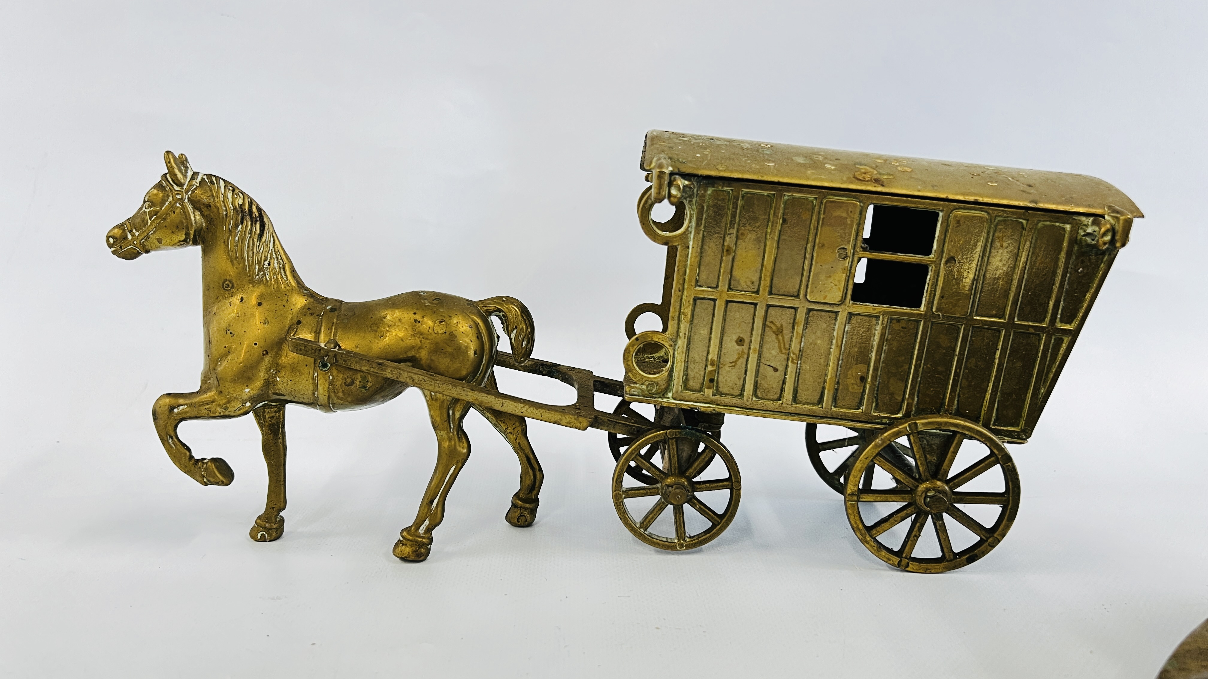 A HEAVY BRASS STUDY OF A BLACKSMITH AT WORK ALONG WITH A HORSE & CARRIAGE. - Bild 2 aus 10