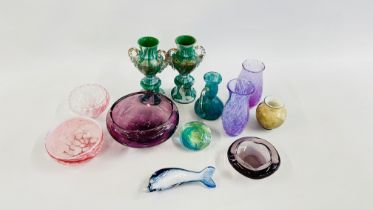 A GROUP OF ART GLASS TO INCLUDE CAITHNESS STYLE VASES,