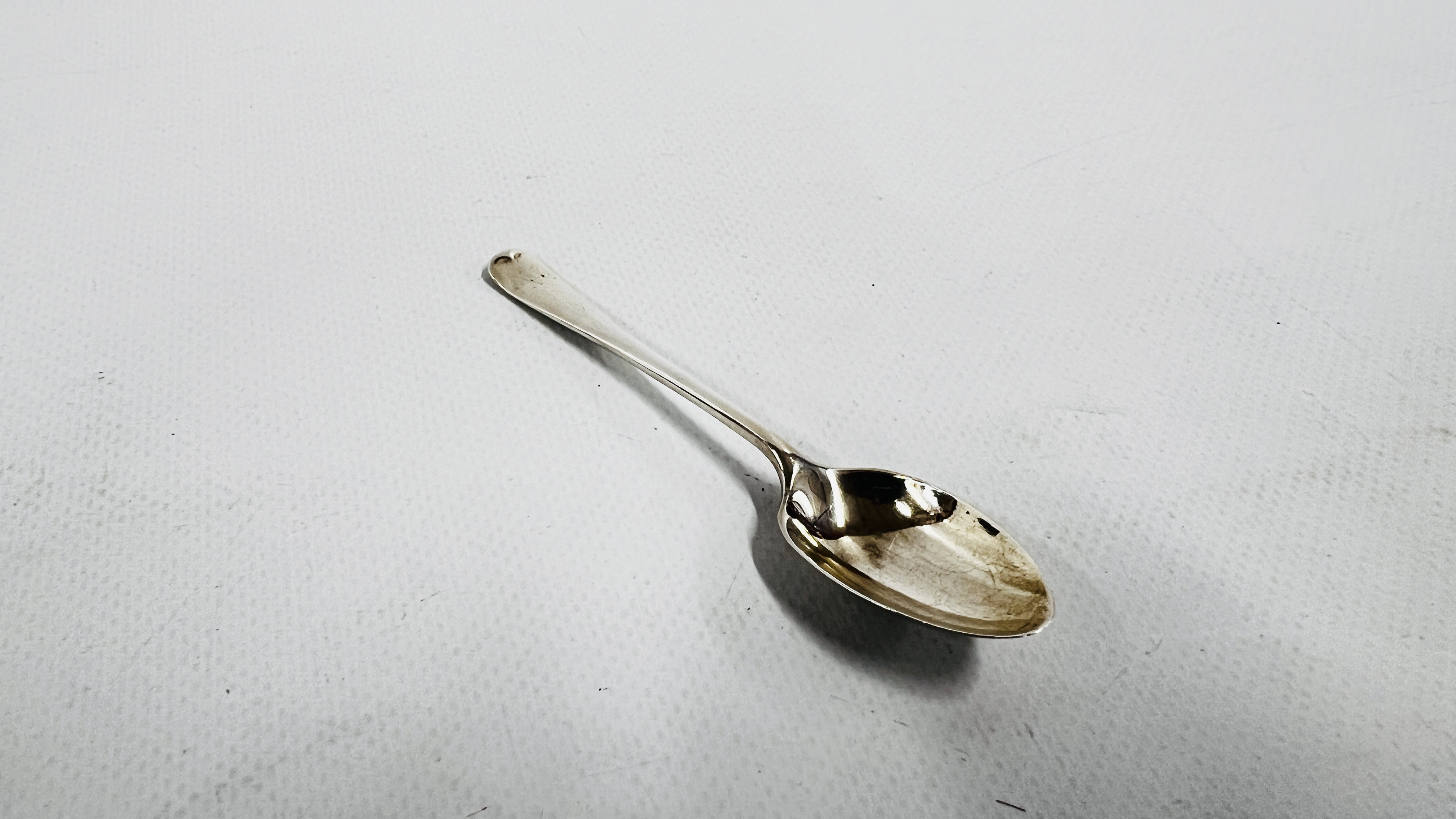 A VINTAGE CASED SILVER EGG CUP AND SPOON, LONDON ASSAY, MAKERS JOSIAH WILLIAMS. - Image 5 of 7
