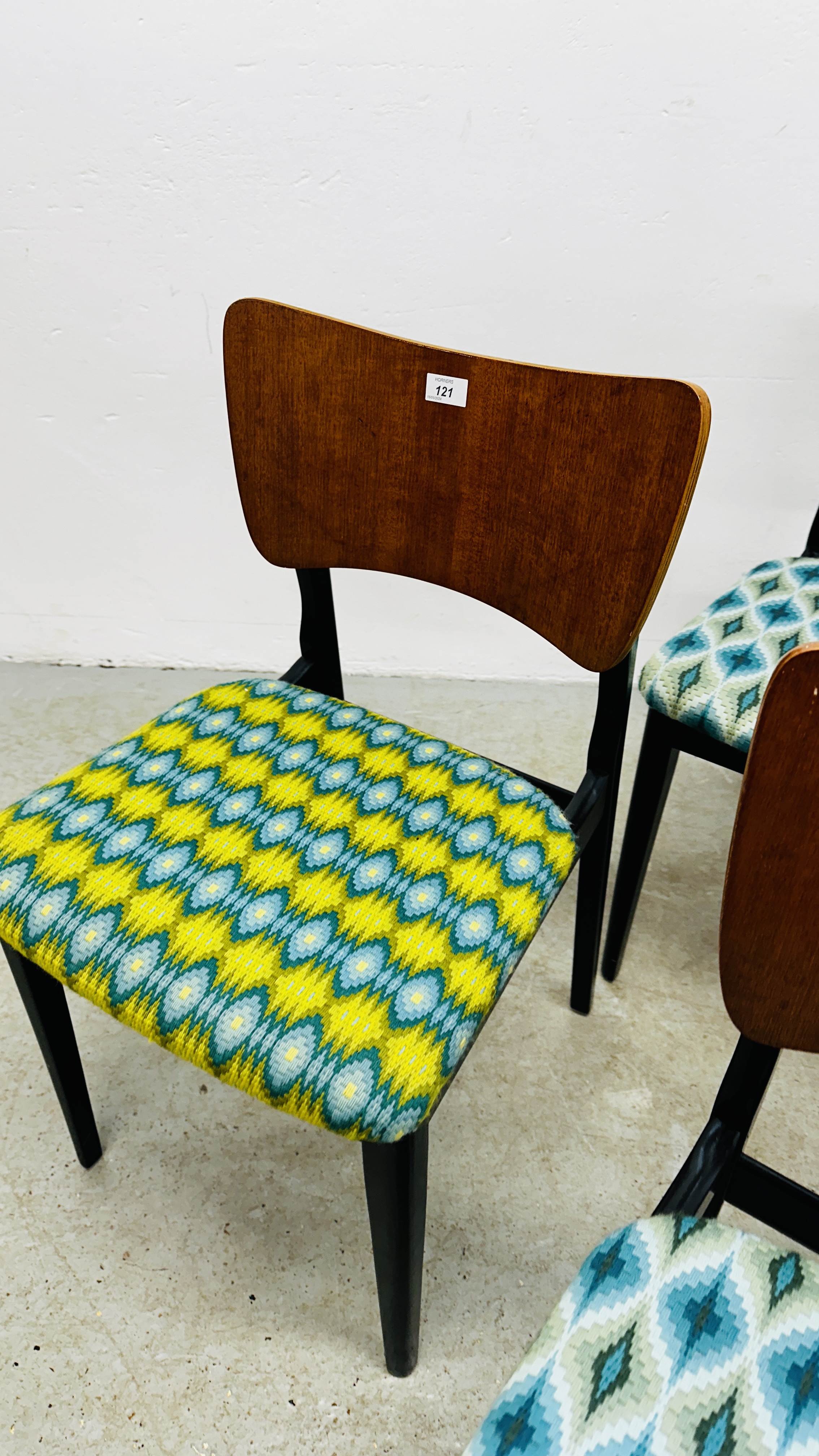 A SET OF 4 MID CENTURY DINING CHAIRS. - Image 15 of 19