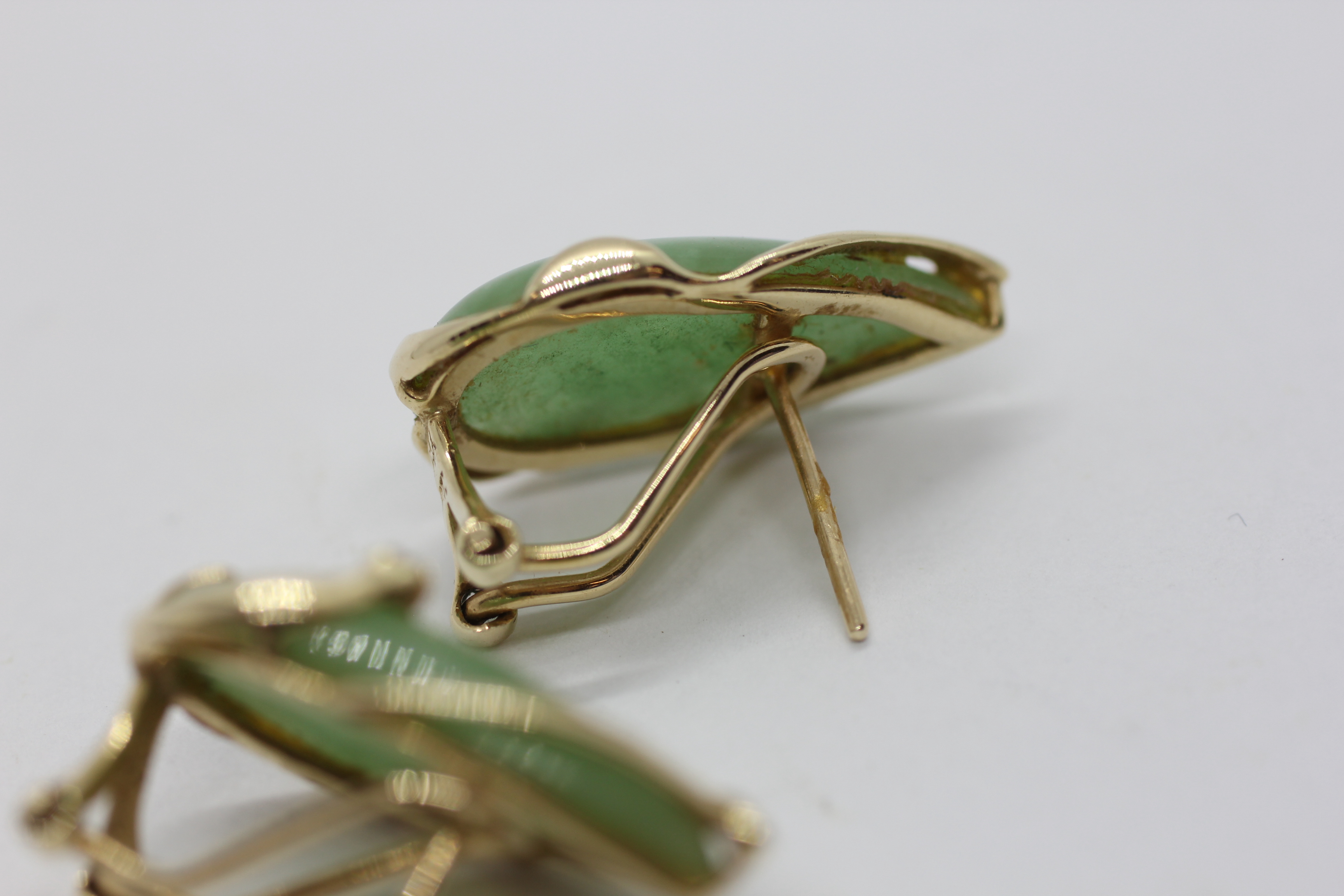 A PAIR OF 14CT GOLD JADE AND DIAMOND DESIGNER EARRINGS. - Image 7 of 7