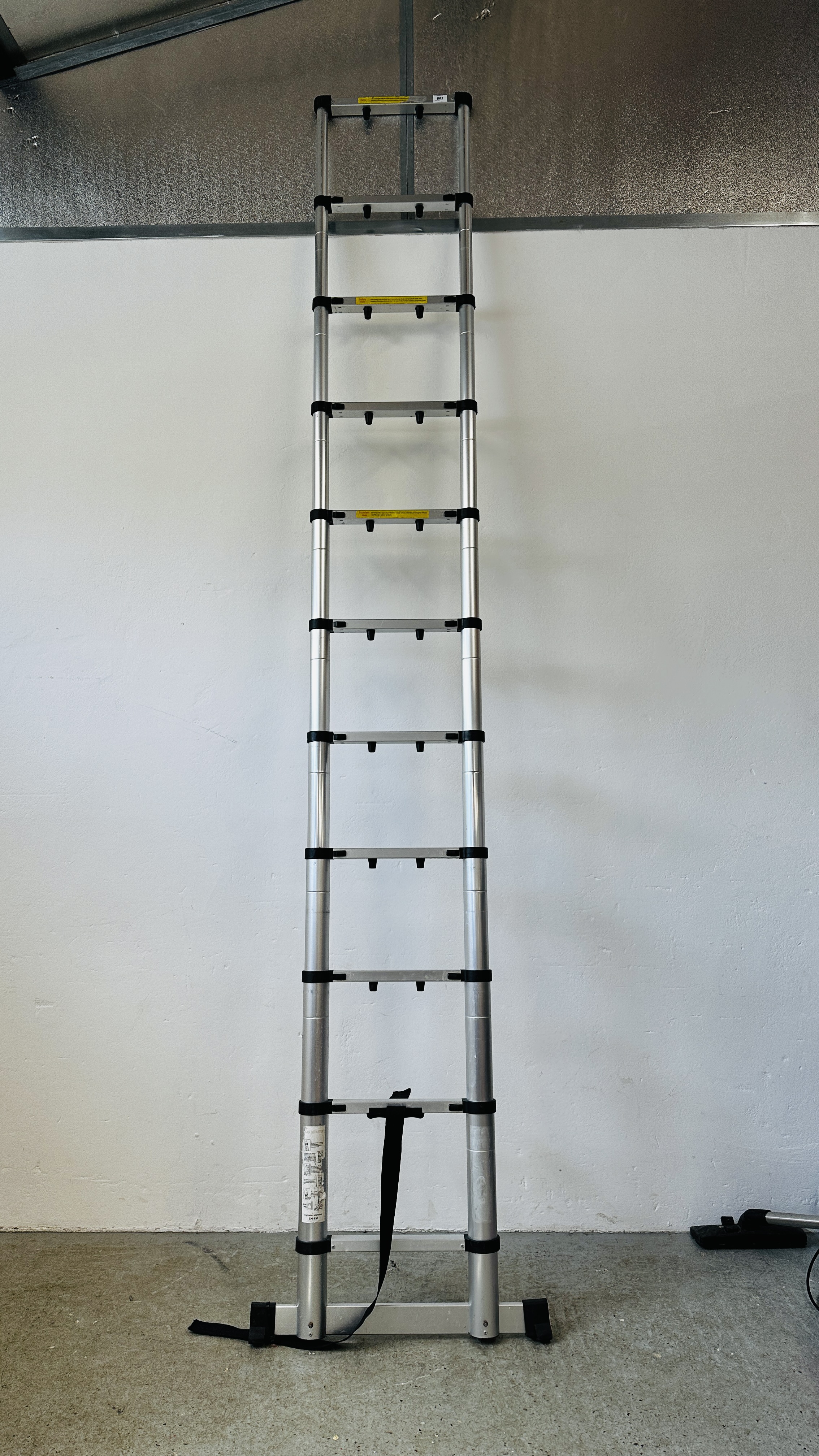 AN ALUMINIUM TELESCOPIC LADDER. - Image 3 of 3