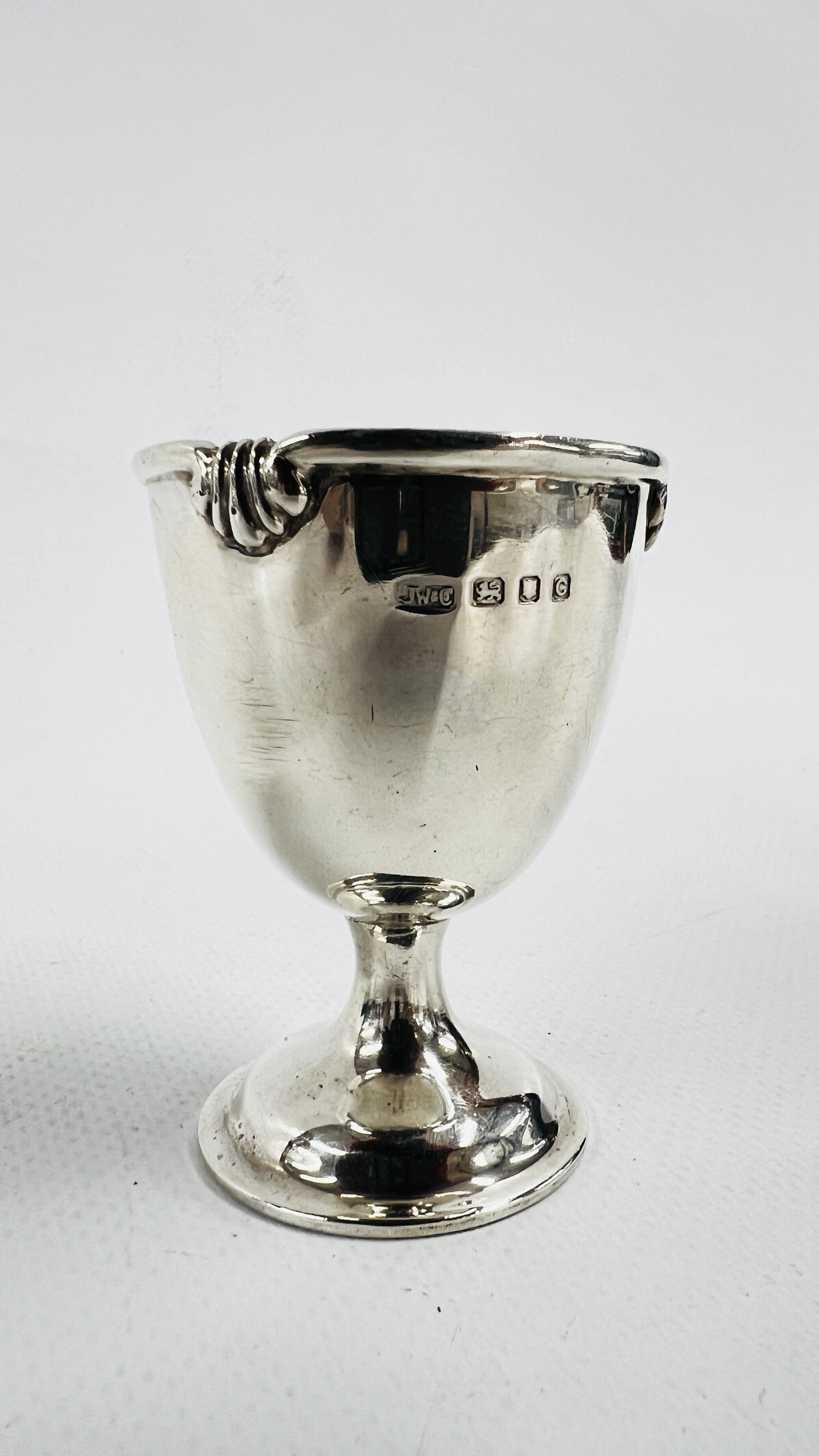 A VINTAGE CASED SILVER EGG CUP AND SPOON, LONDON ASSAY, MAKERS JOSIAH WILLIAMS. - Image 3 of 7