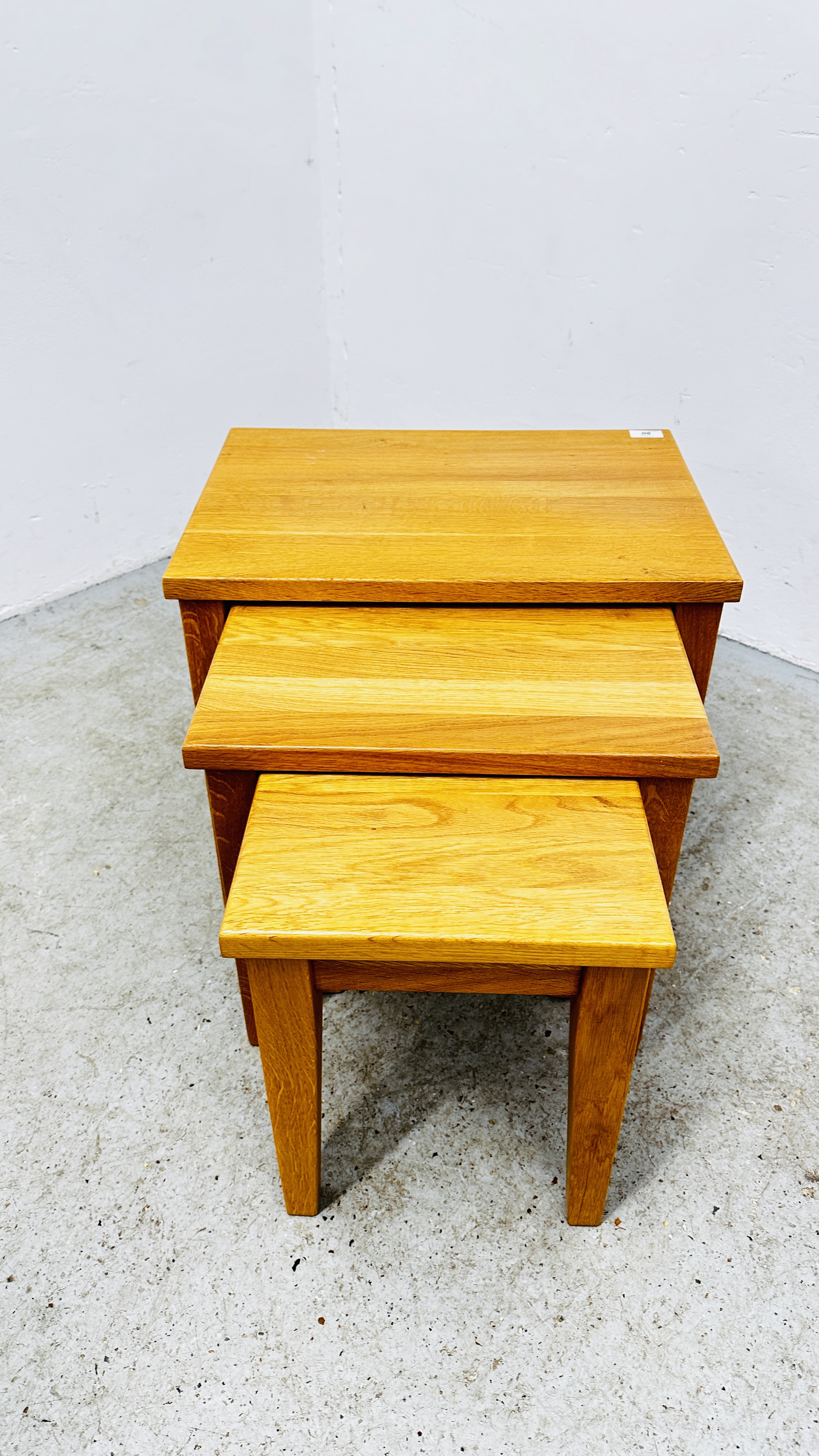 A NEST OF 3 MODERN OAK OCCASIONAL TABLES W 55 X D 39 X H 46CM.