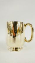 A SOLID SILVER MUG, BIRMINGHAM 1937, MAKER BARKER BROS. H 8.5CM.