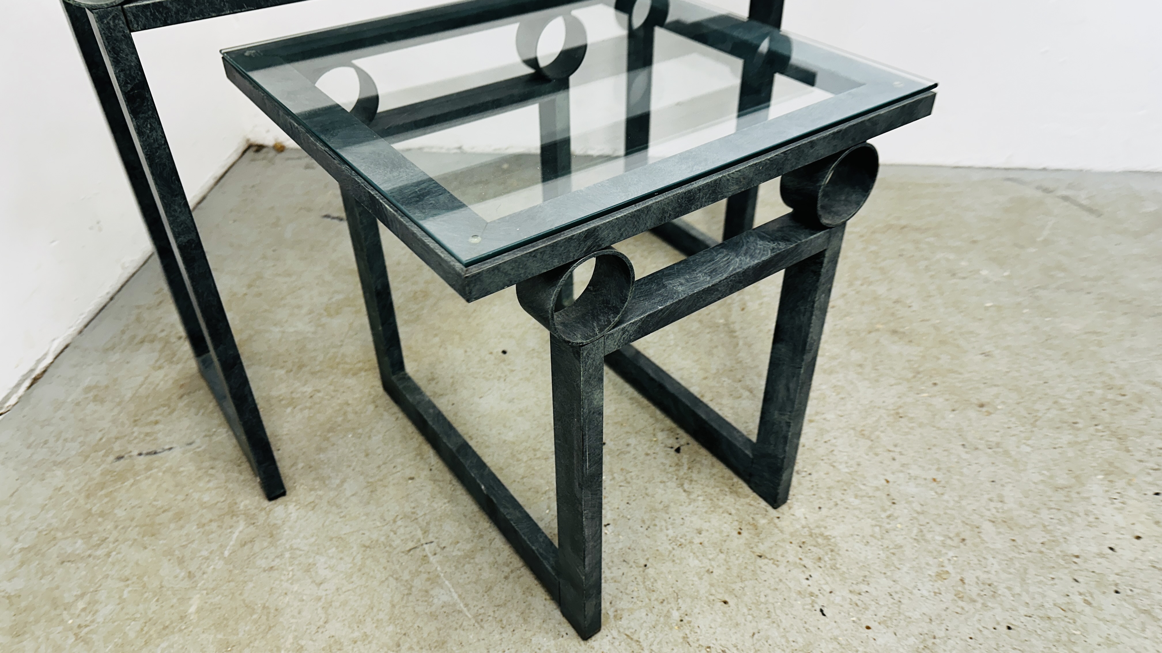 A DESIGNER METAL CRAFT CONSOLE TABLE WITH GLASS TOP, W 110CM X D 36CM AND MATCHING LAMP TABLE, - Bild 4 aus 13