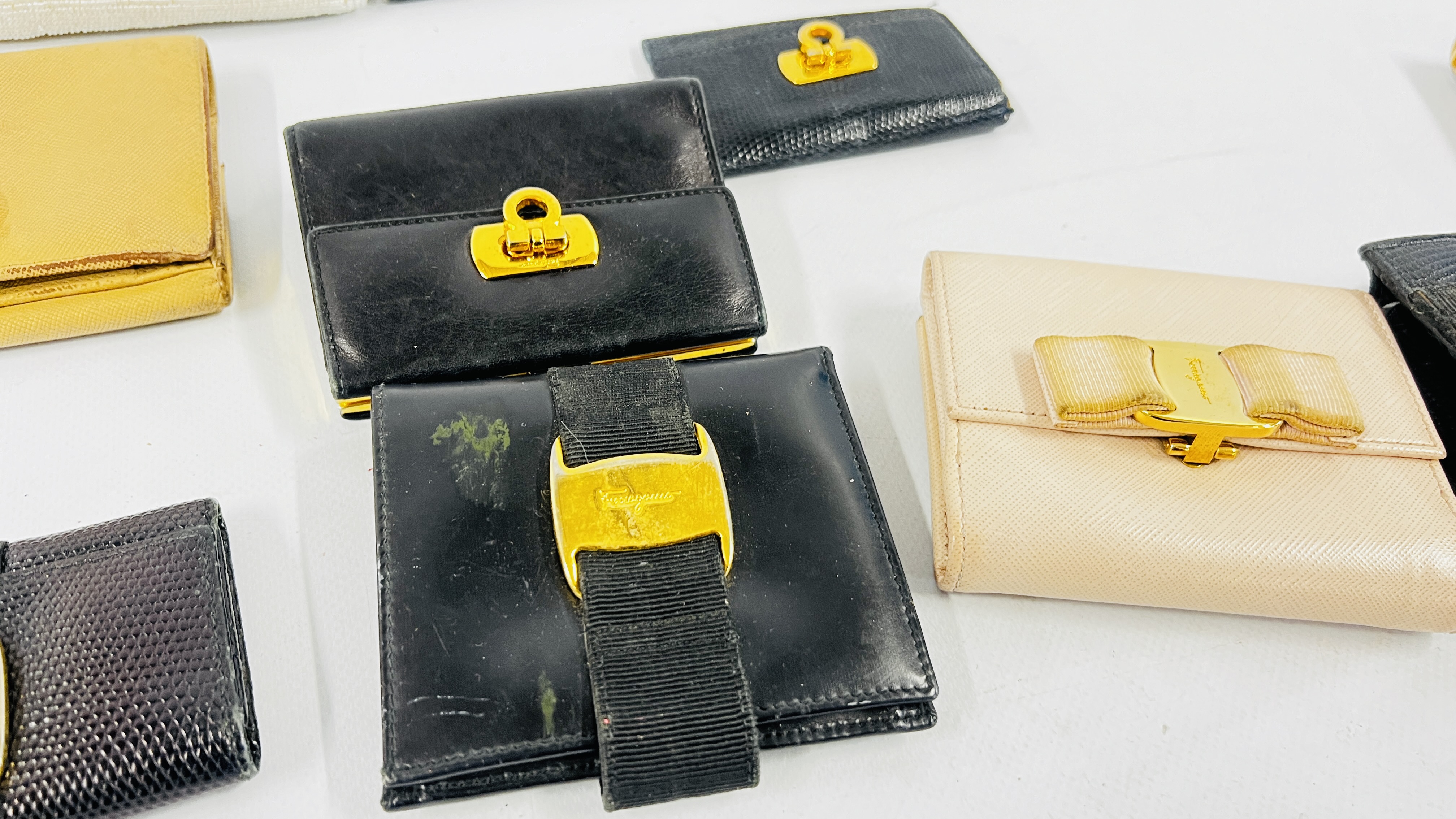 A COLLECTION OF 18 DESIGNER PURSES AND KEY HOLDERS MARKED "SALVADOR FERRAGAMA" + A FURTHER - Image 6 of 7