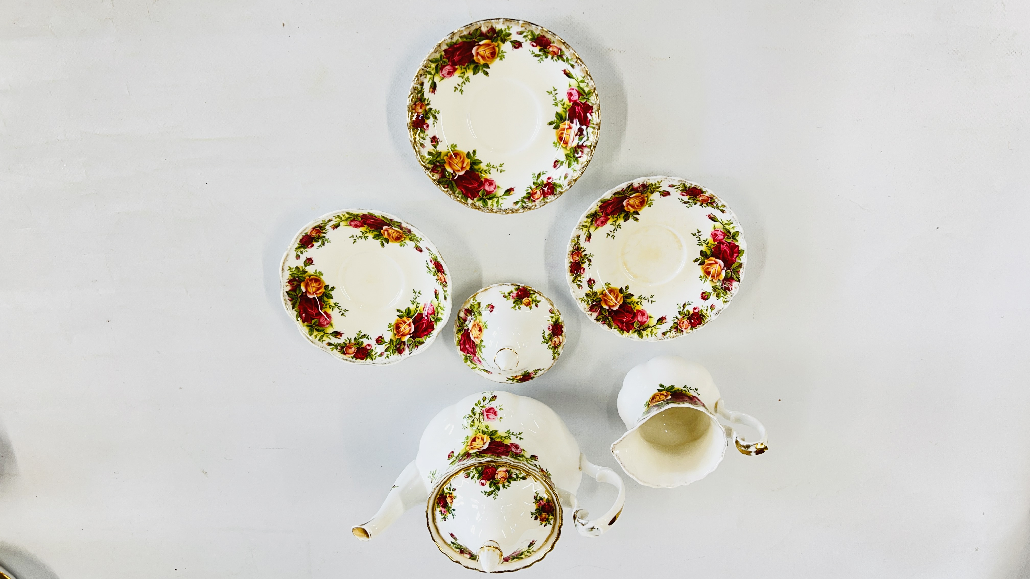 A COLLECTION OF ROYAL ALBERT OLD COUNTRY ROSES TEA AND DINNER WARE, APPROX 41 PIECES. - Bild 8 aus 10