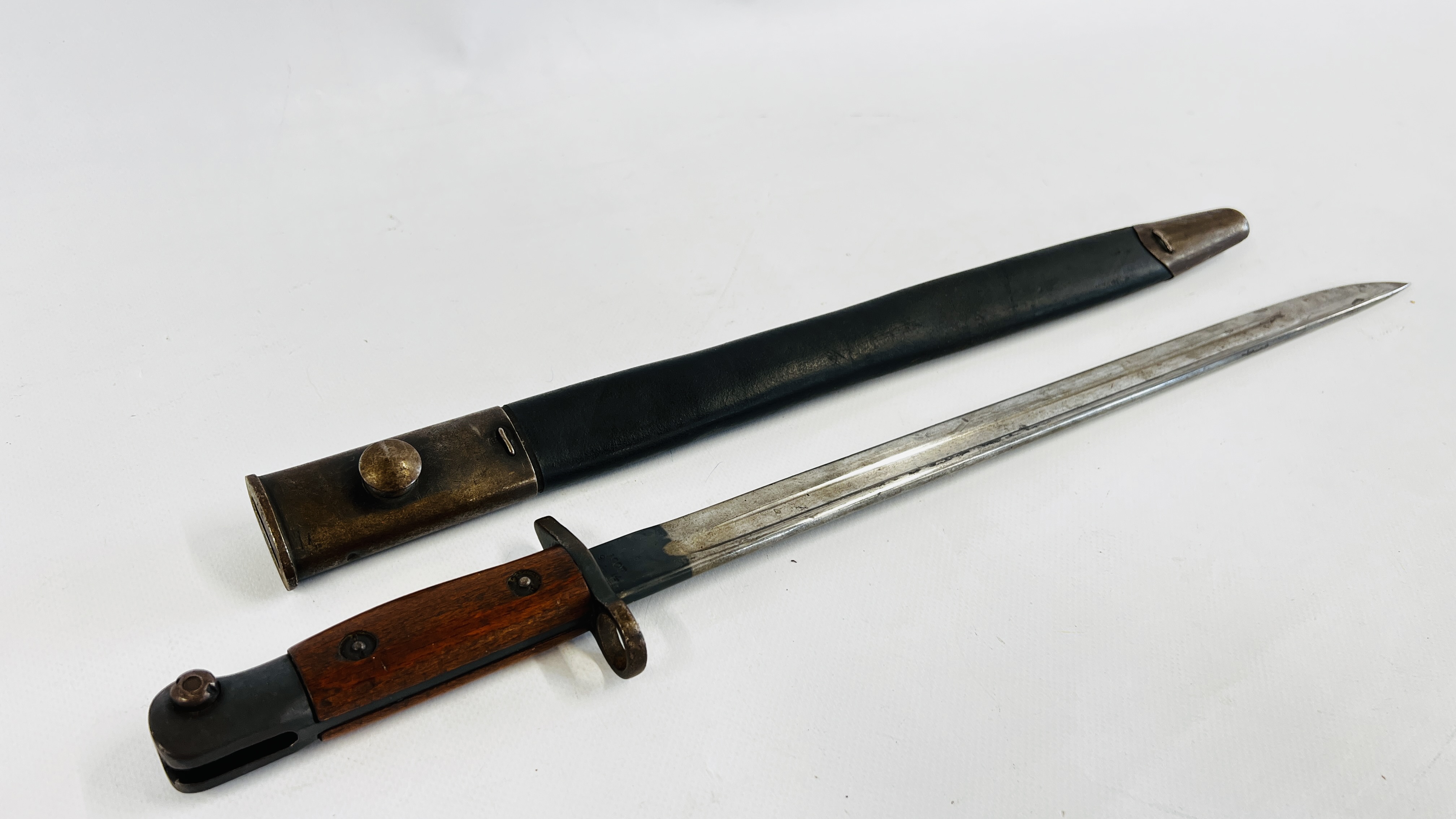 A WW1 BRITISH 1907 ENFIELD BAYONET COMPLETE LEATHER SCABBARD. - Image 4 of 8