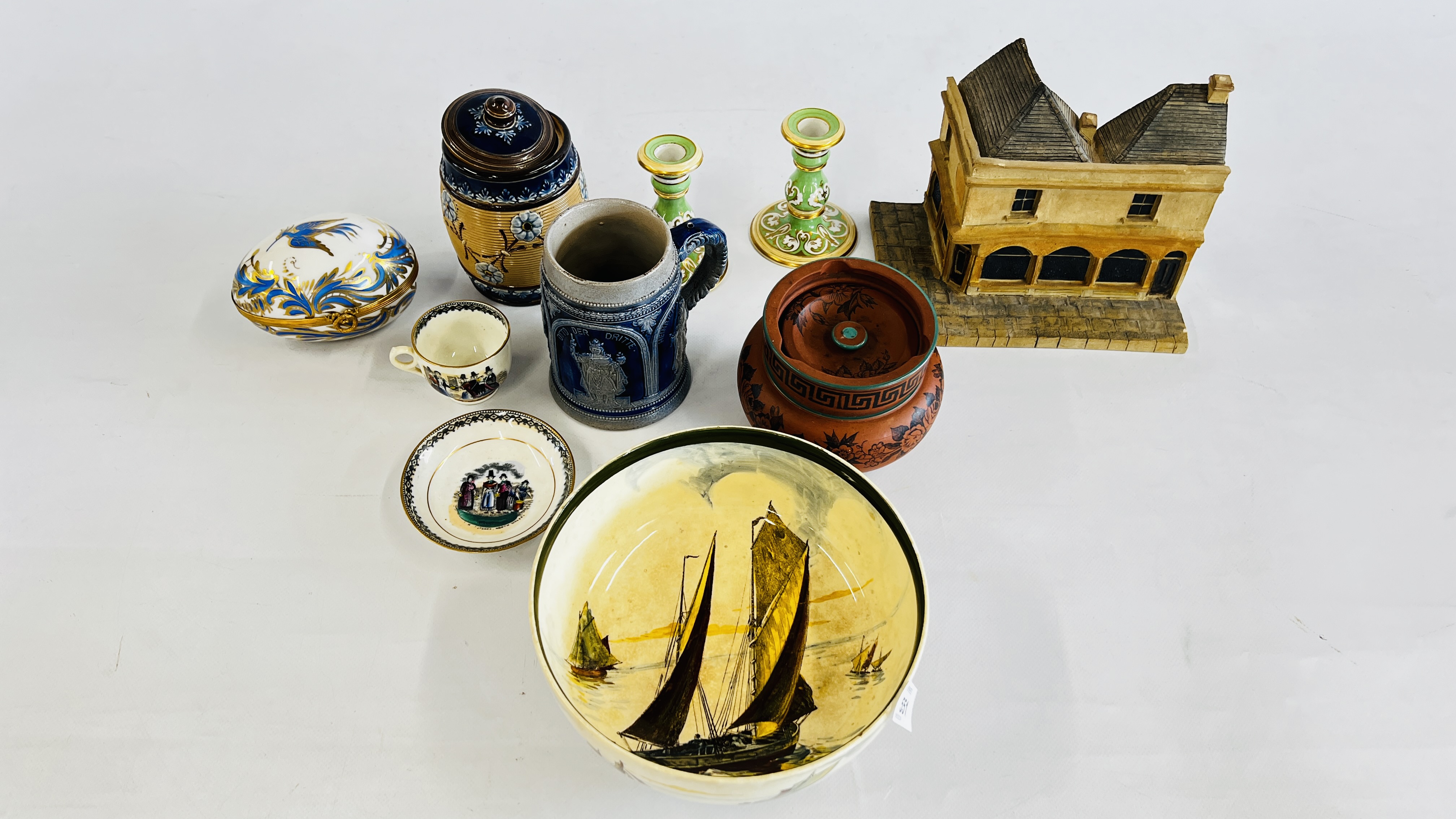 A GROUP OF VINTAGE SUNDRY CHINA TO INCLUDE A DOULTON LAMBETH TOBACCO JAR,