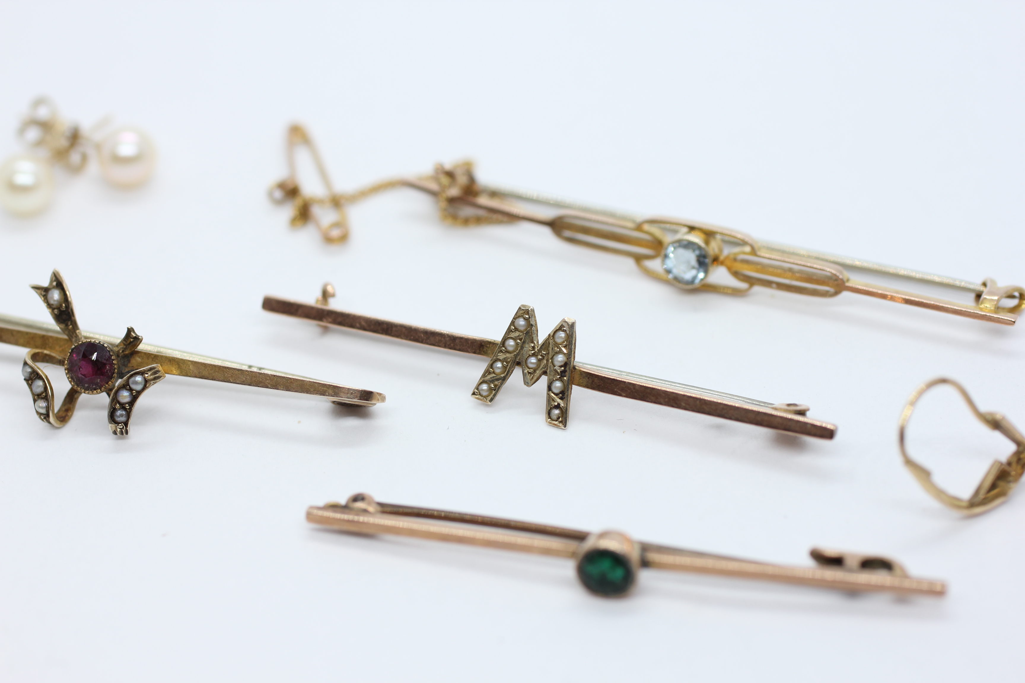 A GROUP OF FOUR 9CT. GOLD VINTAGE STONE SET BROOCHES, TWO SINGLE 9CT. GOLD EARRINGS, PAIR OF 9CT. - Image 6 of 10