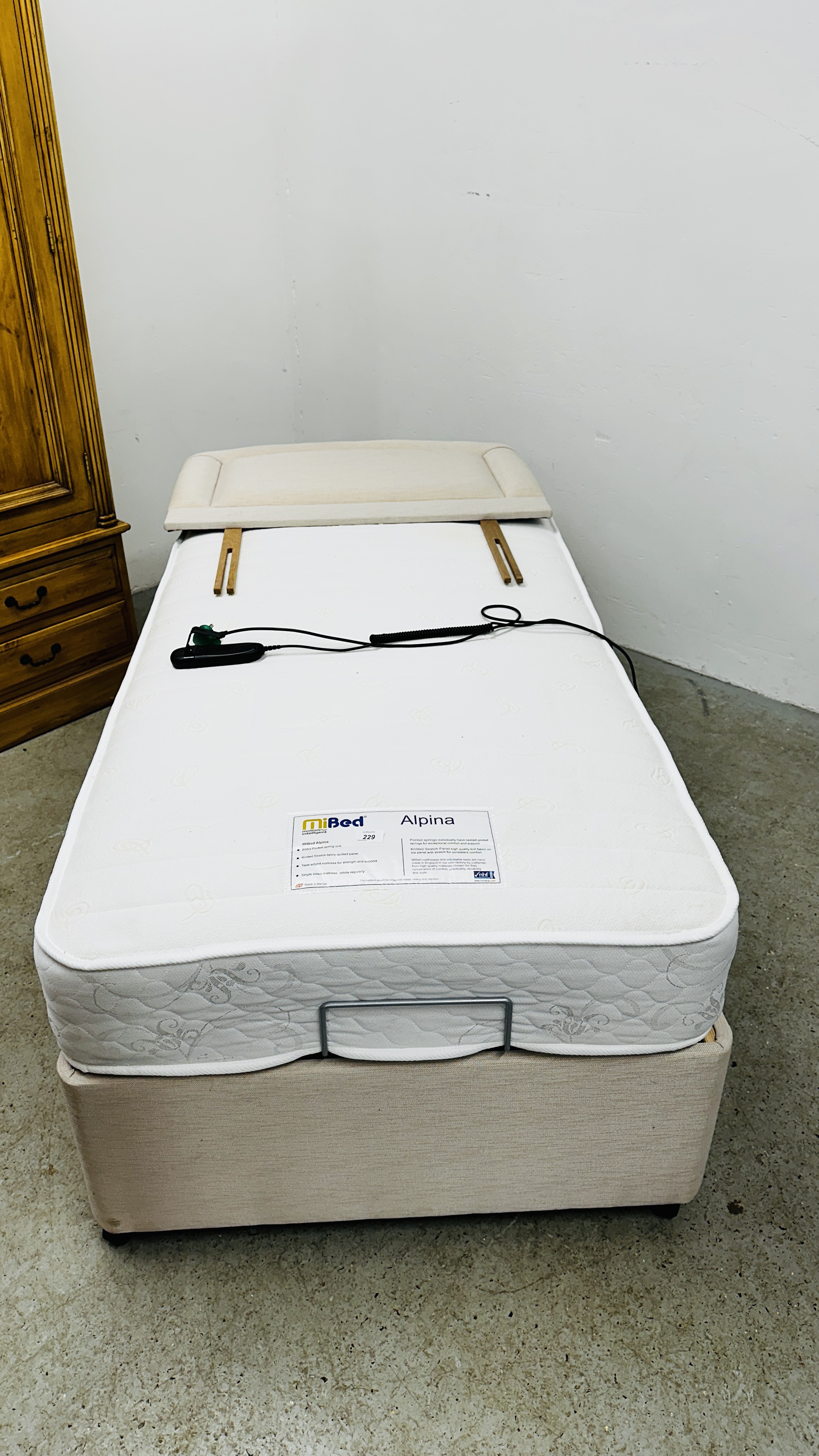 A MIBED ALPINA MOTION INTELLIGENT SINGLE POCKET SPRING ELECTRICALLY ADJUSTED BED AND MATTRESS -