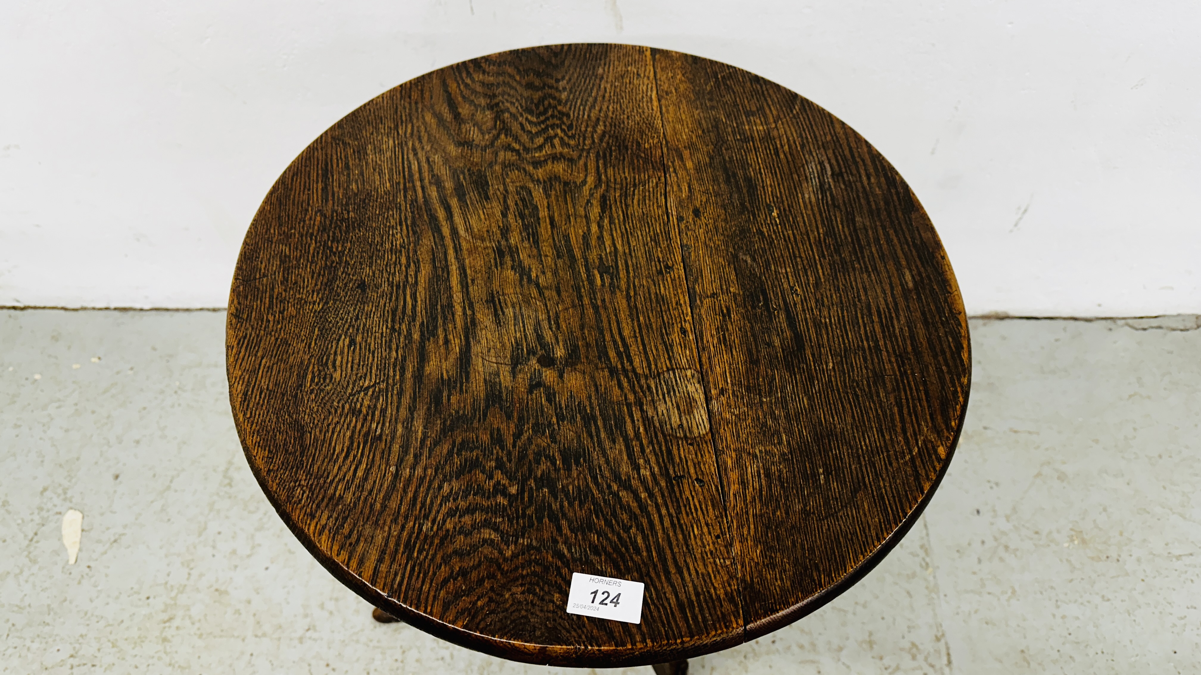 AN ANTIQUE OAK SINGLE PEDESTAL CIRCULAR OCCASIONAL TABLE ON SPLAYED TRIPOD SUPPORTS - H 66CM. - Image 3 of 10