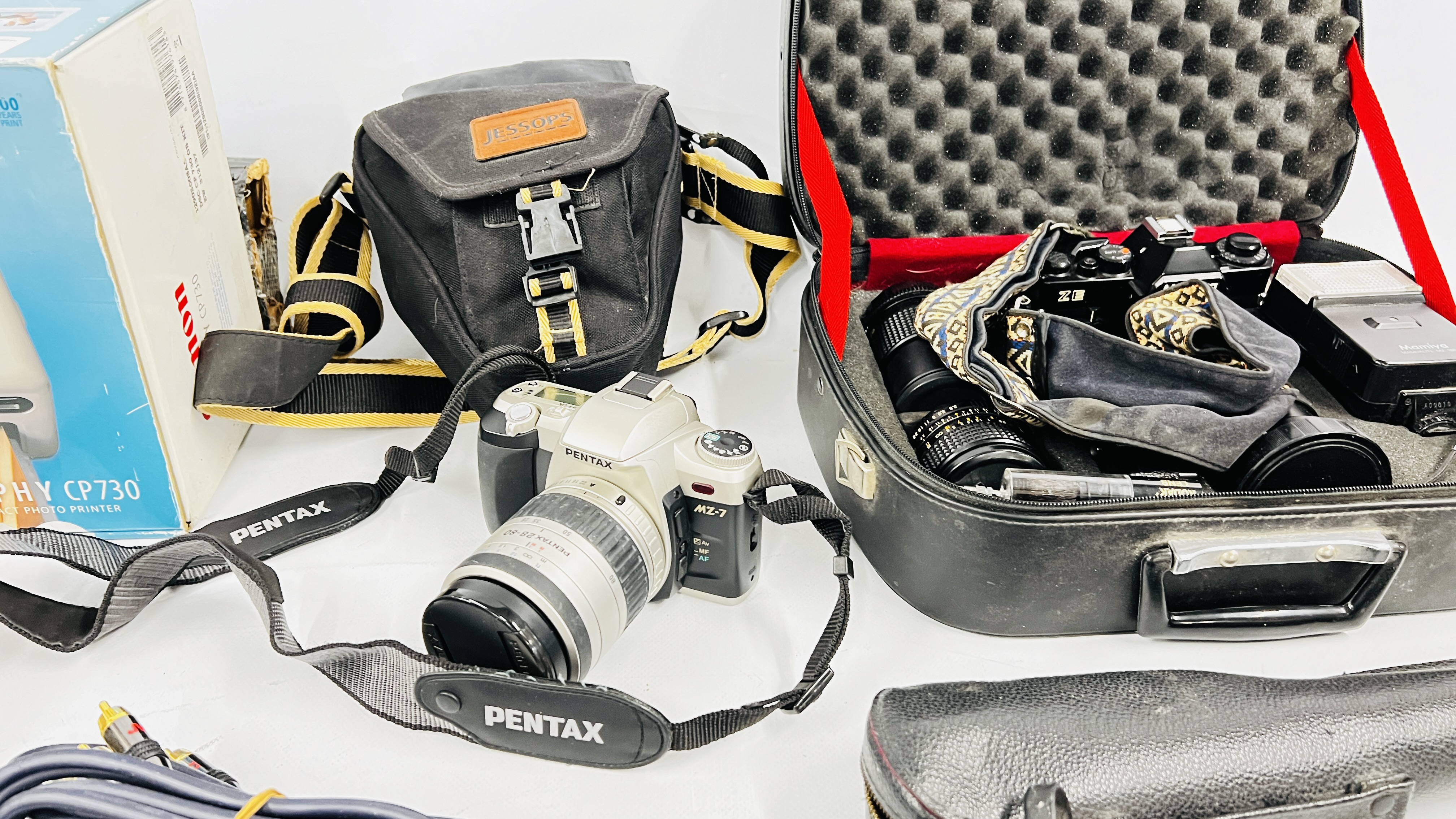 A GROUP OF PHOTOGRAPHIC AND VIDEO EQUIPMENT TO INCLUDE MAMIYA ZE 35MM SLR CAMERA IN CARRY CASE WITH - Image 6 of 10