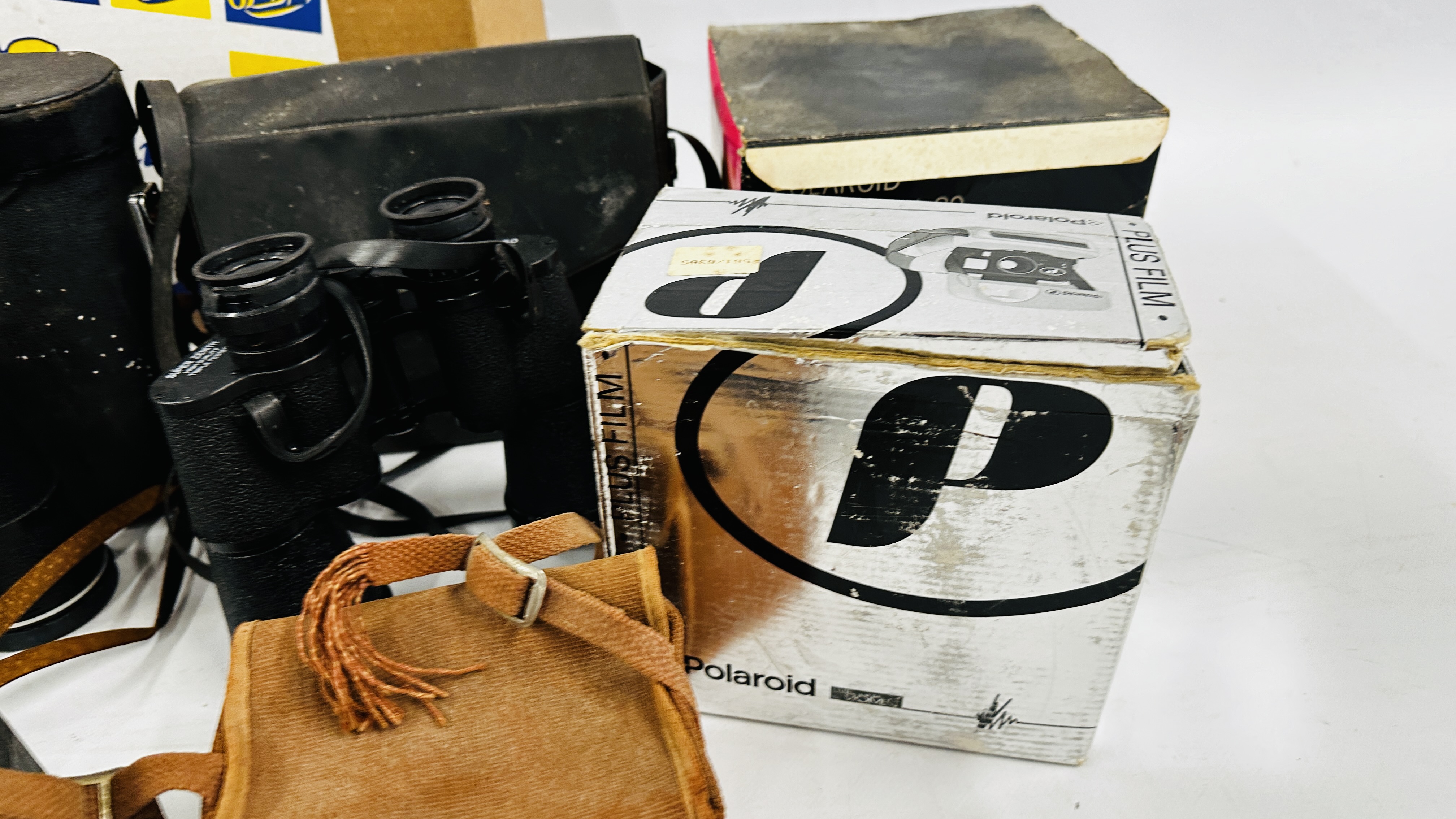A BOX CONTAINING A GROUP OF CAMERAS AND EQUIPMENT TO INCLUDE POLAROID, - Image 11 of 13