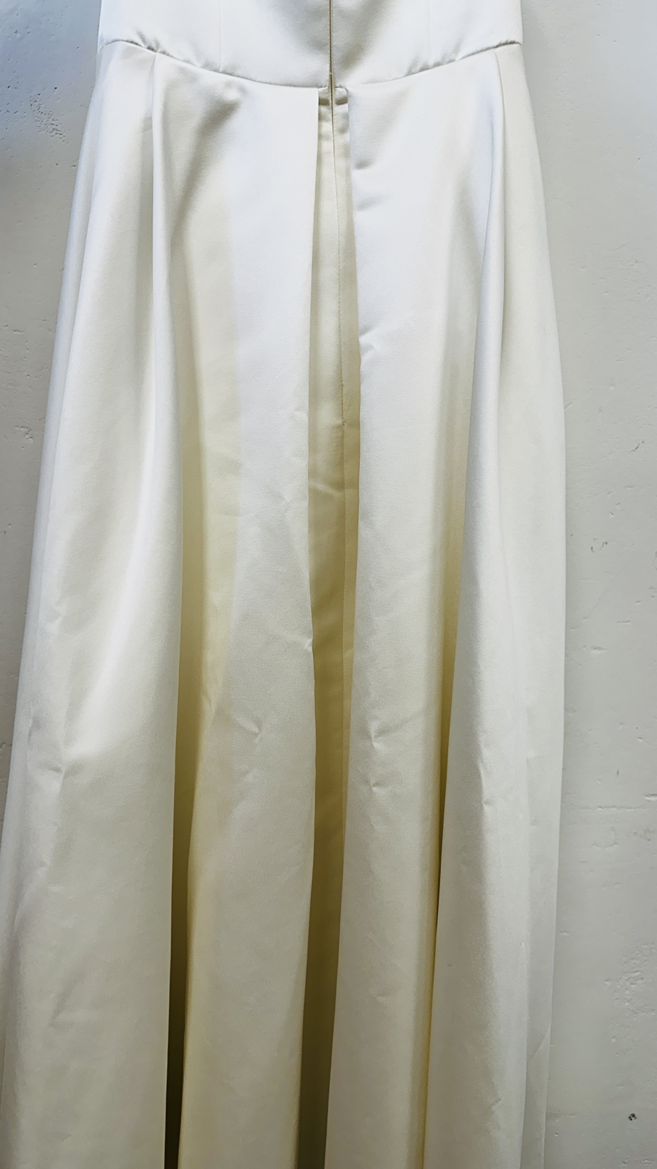 A "BIANCO EVENTO" WEDDING DRESS 40/L ALONG WITH TWO VEILS. - Image 7 of 11