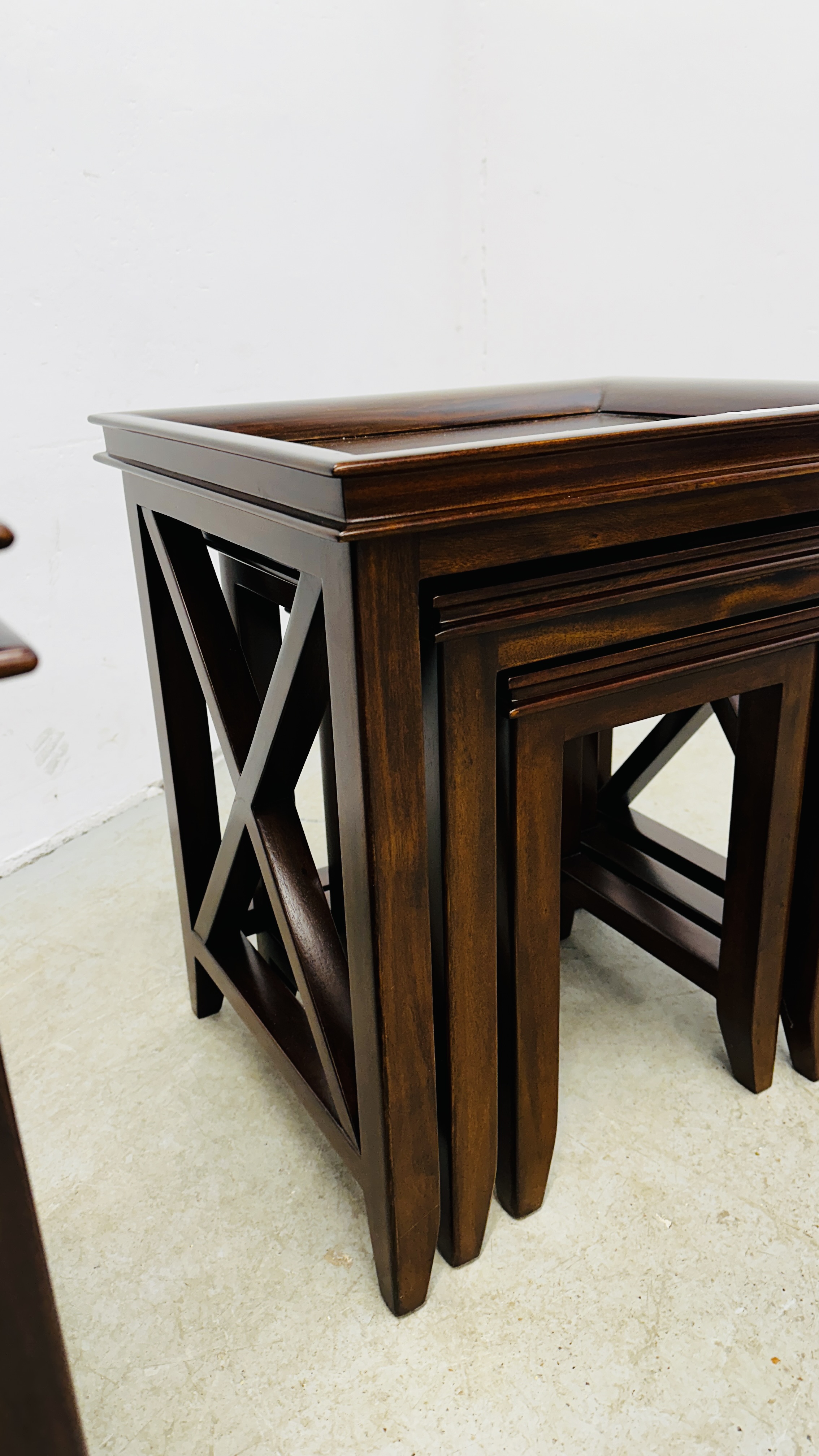 A NEST OF 3 HARDWOOD OCCASIONAL TABLES ALONG WITH A MATCHING SINGLE DRAWER LAMP TABLE W 46 X 46 X - Image 8 of 16