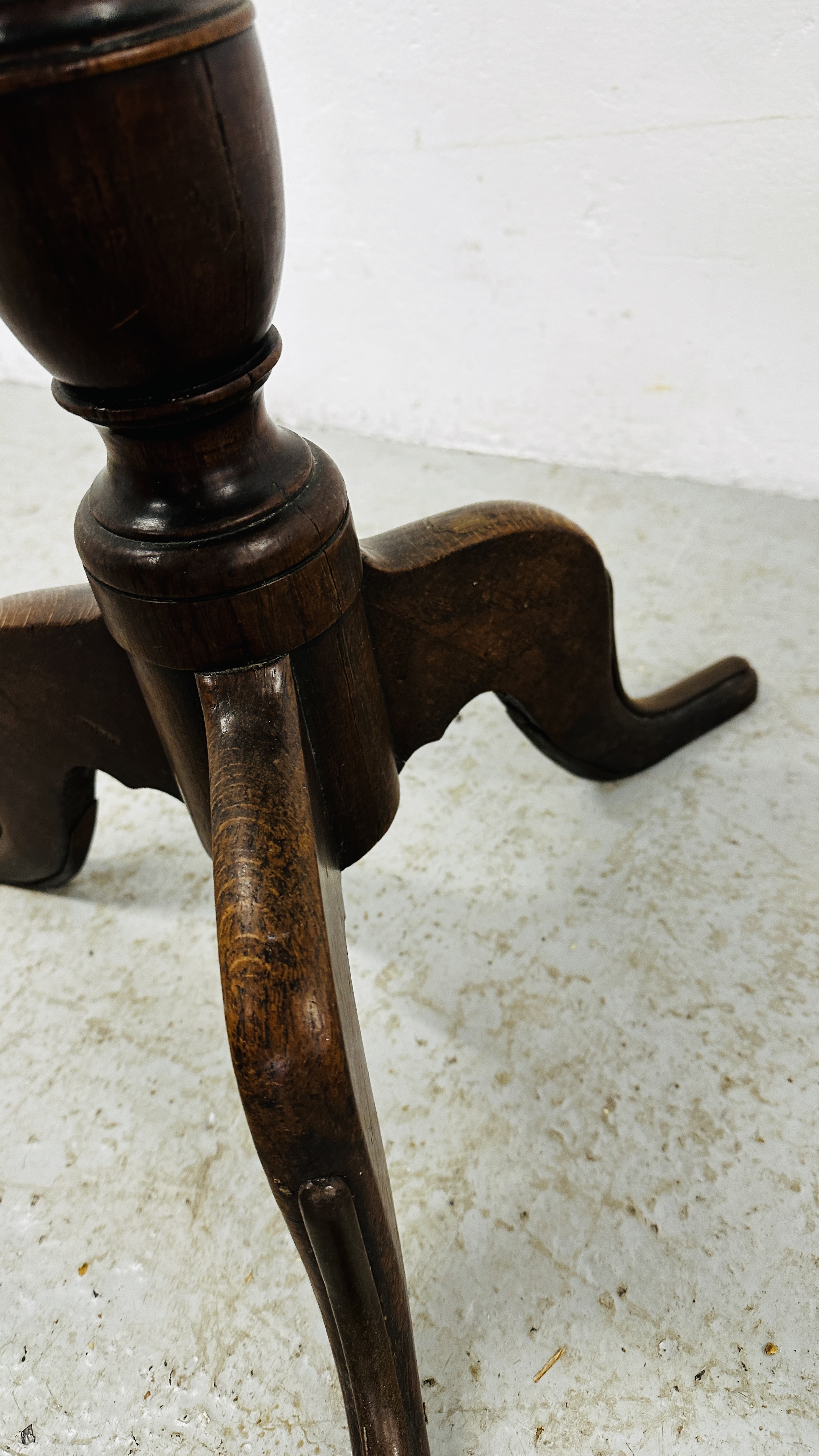 AN ANTIQUE OAK SINGLE PEDESTAL CIRCULAR OCCASIONAL TABLE ON SPLAYED TRIPOD SUPPORTS - H 66CM. - Image 10 of 10