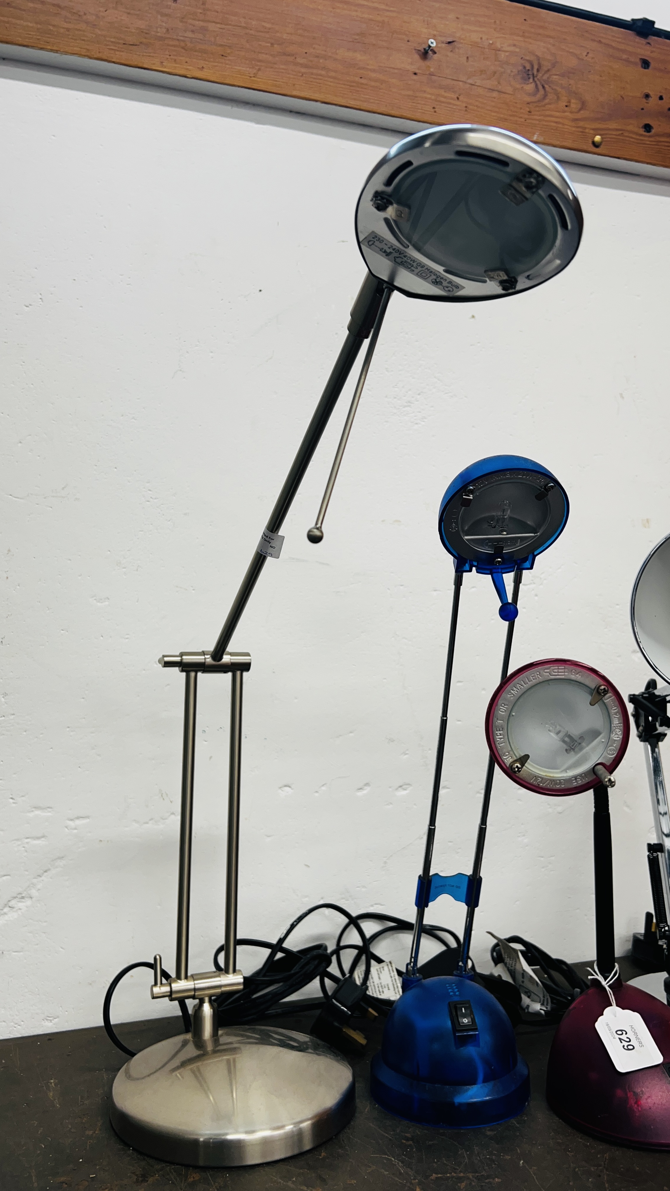 A GROUP OF FOUR ADJUSTABLE AND ANGLE POISED DESK LAMPS - SOLD AS SEEN. - Bild 5 aus 6
