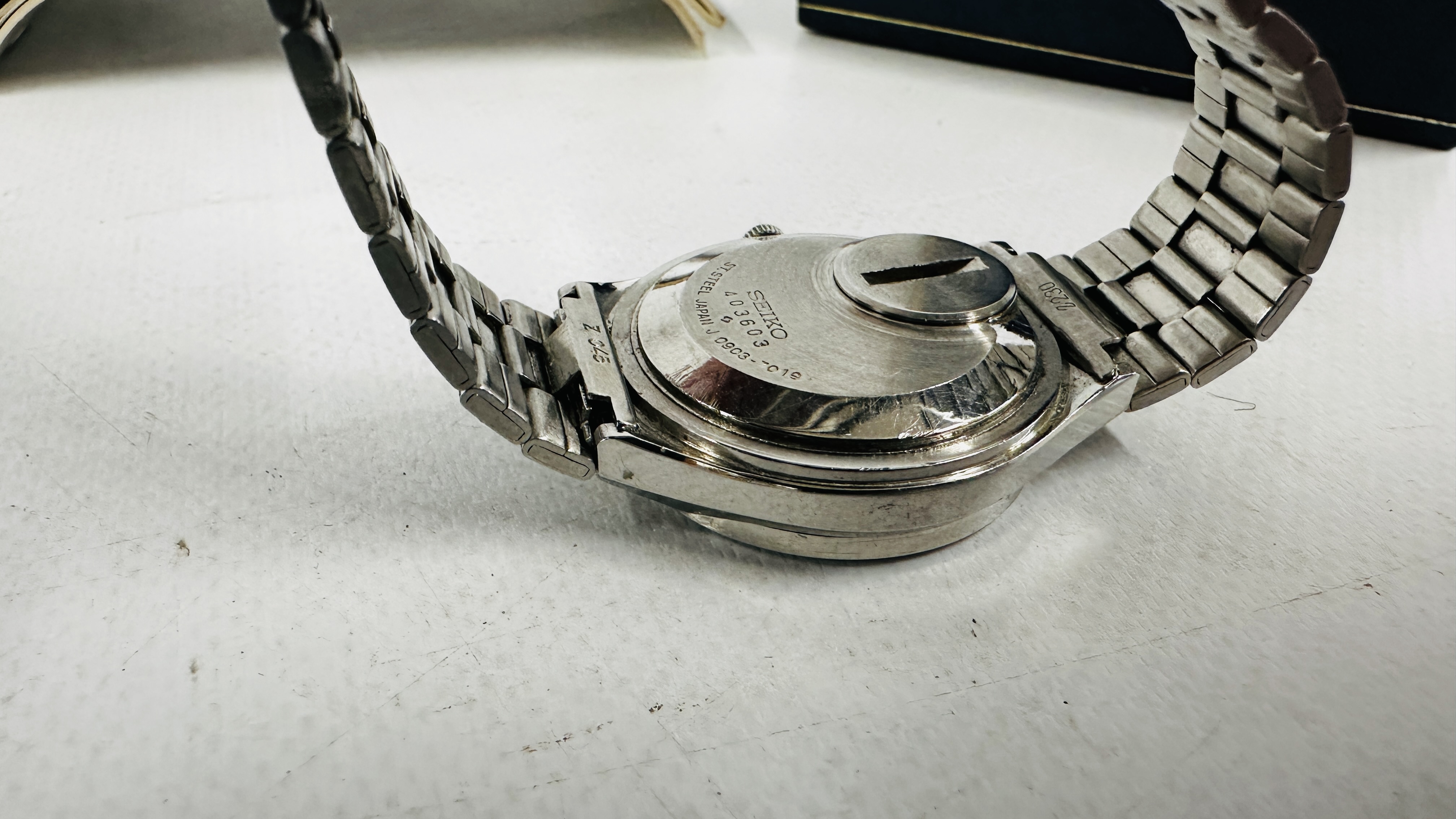 A GENT'S SEIKO STAINLESS STEEL BRACELET WRIST WATCH BOXED WITH INSTRUCTIONS - 1977. - Image 7 of 8