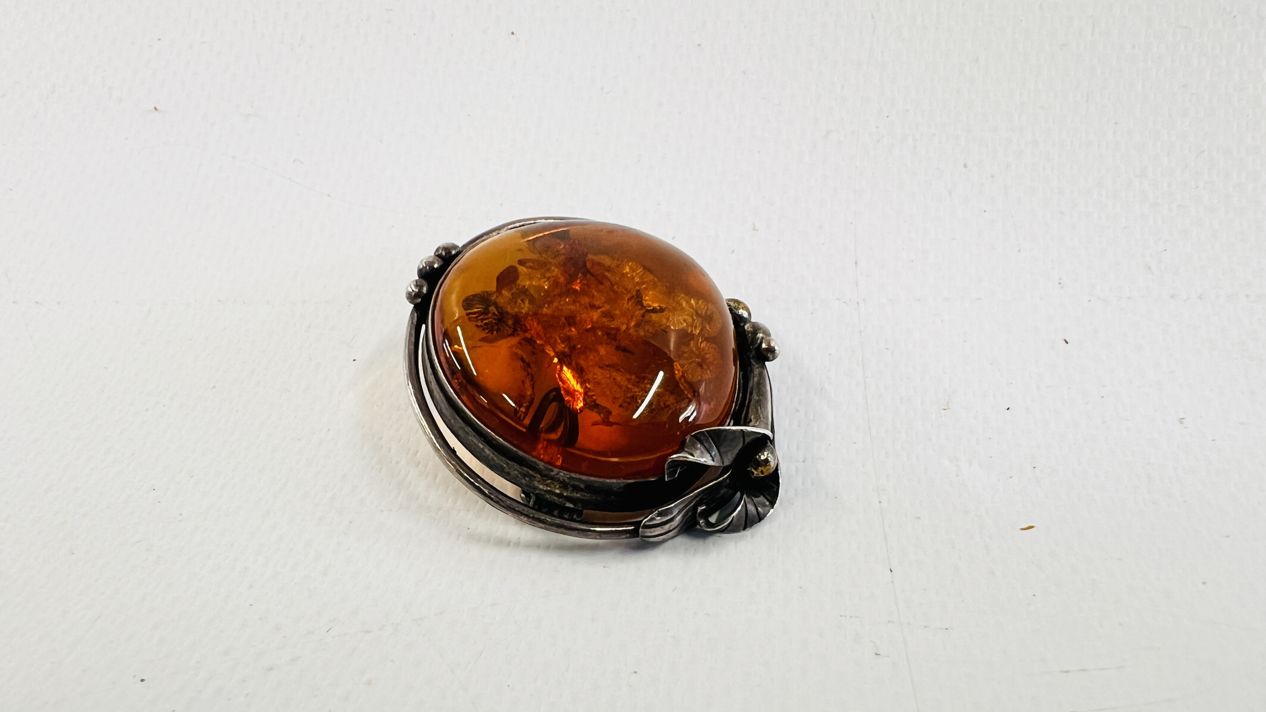 A VINTAGE SILVER BROOCH INSET WITH AN AMBER TYPE STONE. - Image 3 of 5