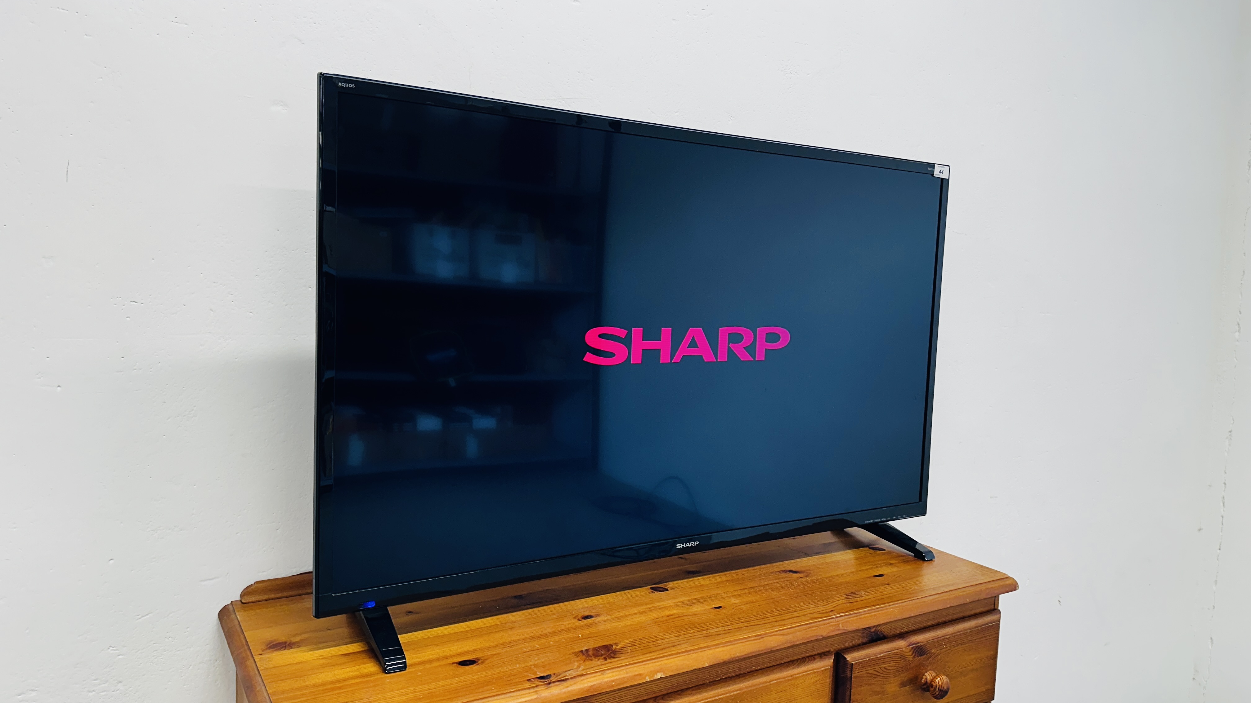SHARP 48 INCH LCD COLOUR TV MODEL: LC-48CFG6001K - SOLD AS SEEN. - Bild 2 aus 6