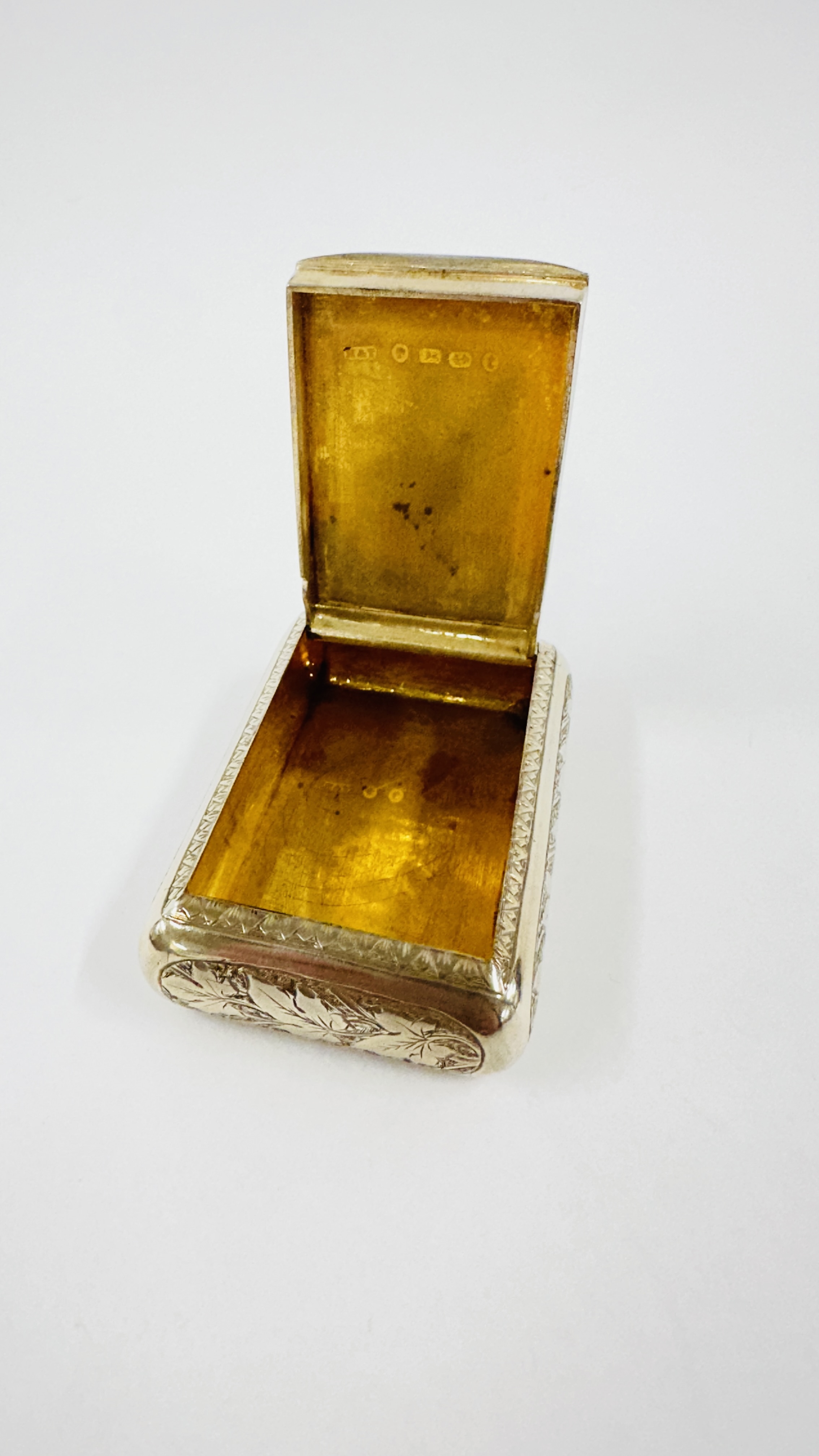 A VICTORIAN SILVER SNUFF BOX WITH HINGED LID, BIRMINGHAM 1879 MAKER HILLIARD & THOMASON L 7 X W 4. - Bild 13 aus 14