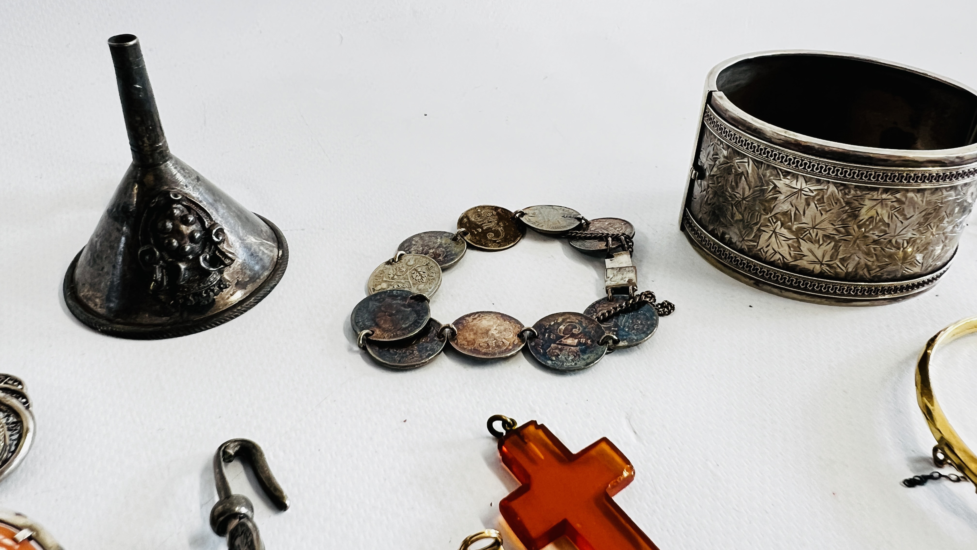 A GROUP OF VICTORIAN AND LATER JEWELLERY INCLUDING SOME SILVER, BROOCHES, BANGLES, BEADS, - Image 5 of 6