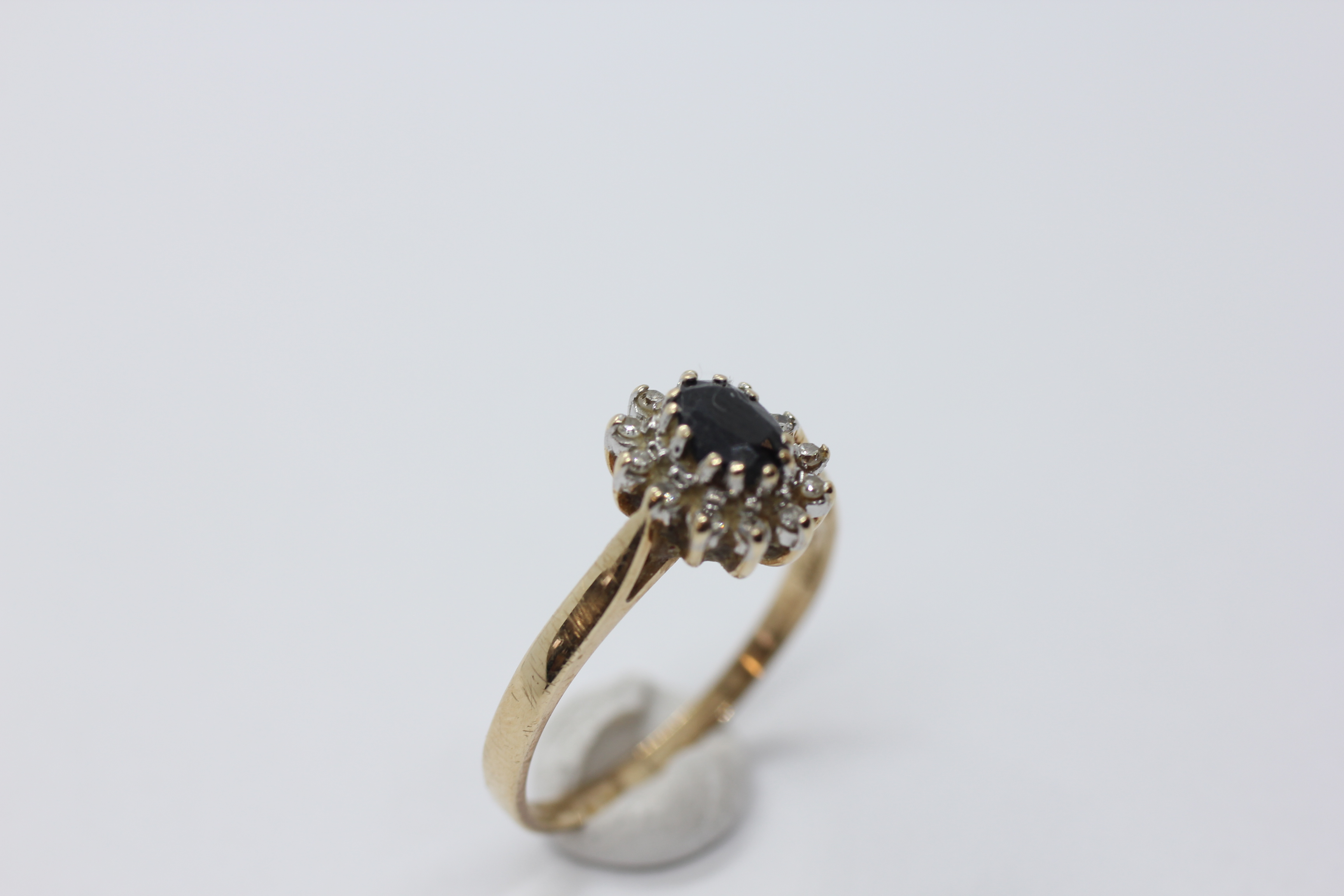 A 9CT GOLD DIAMOND AND SAPPHIRE CLUSTER RING. - Bild 5 aus 8