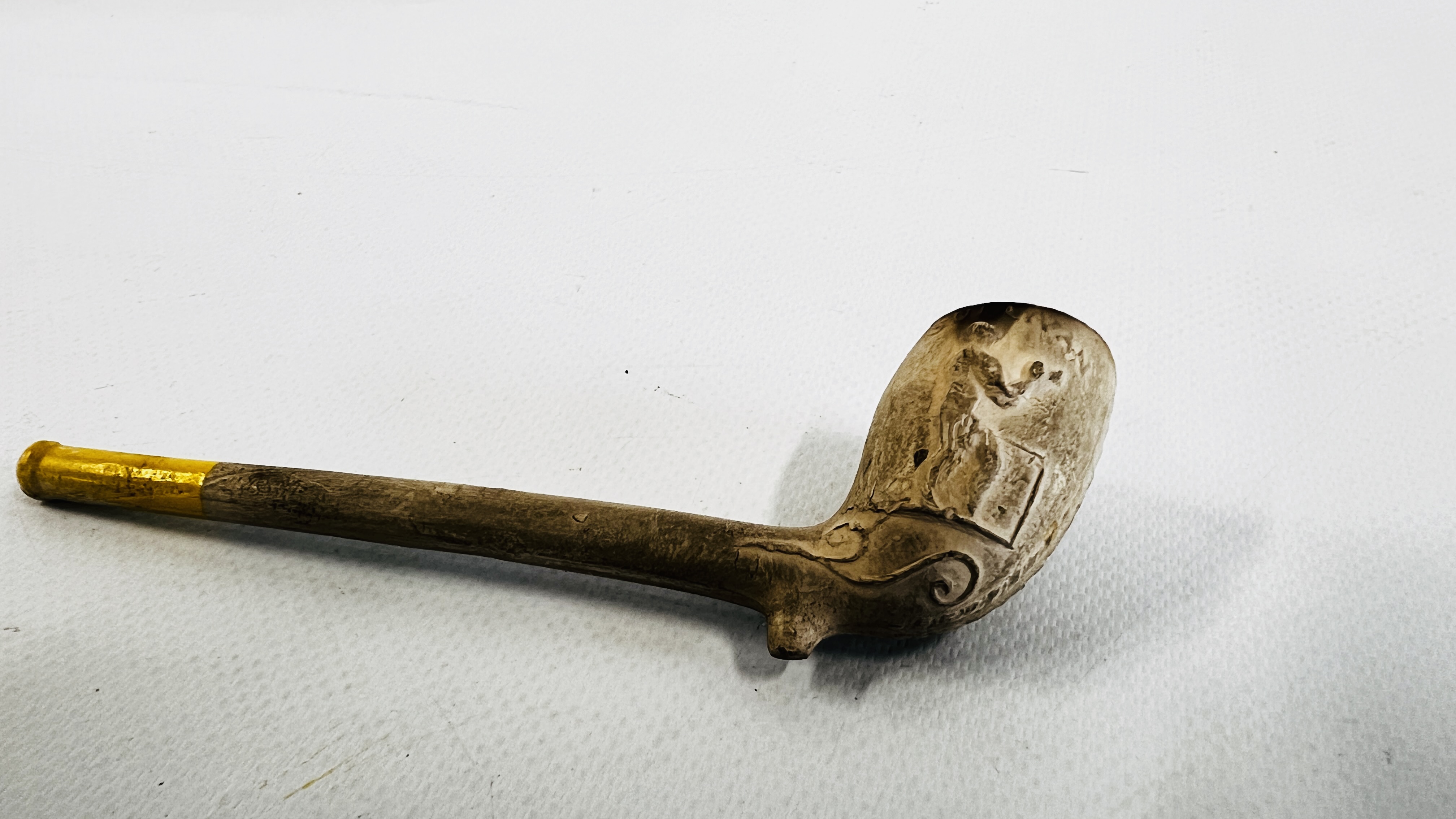 TWO ANTIQUE CLAY PIPES INCLUDING BOXING PIPER FROM SMITH V SULLIVAN. - Image 2 of 6