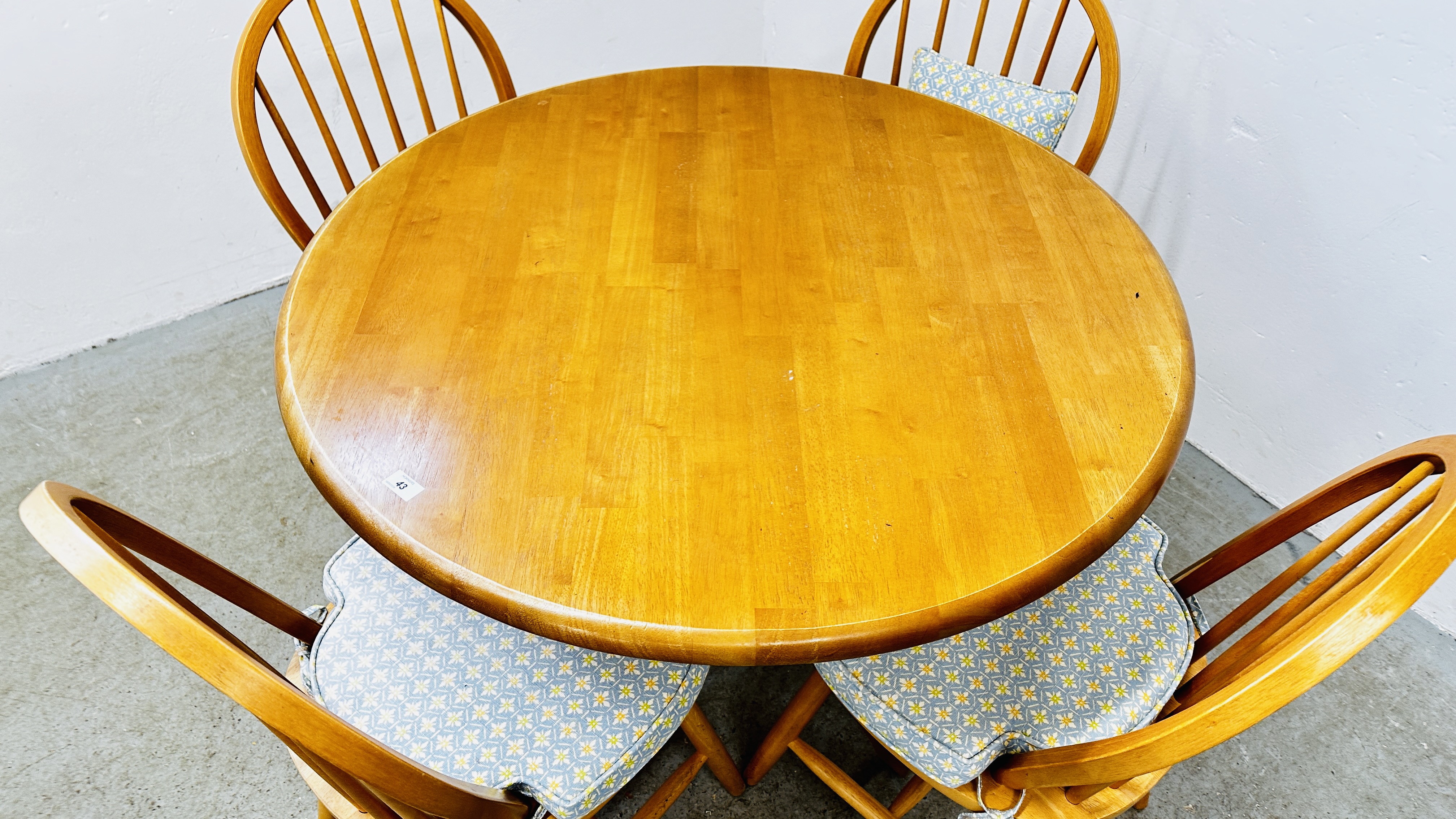 A CIRCULAR BEECH WOOD PEDESTAL KITCHEN TABLE AND FOUR CHAIRS (TABLE DIAMETER 106CM) - Bild 4 aus 11